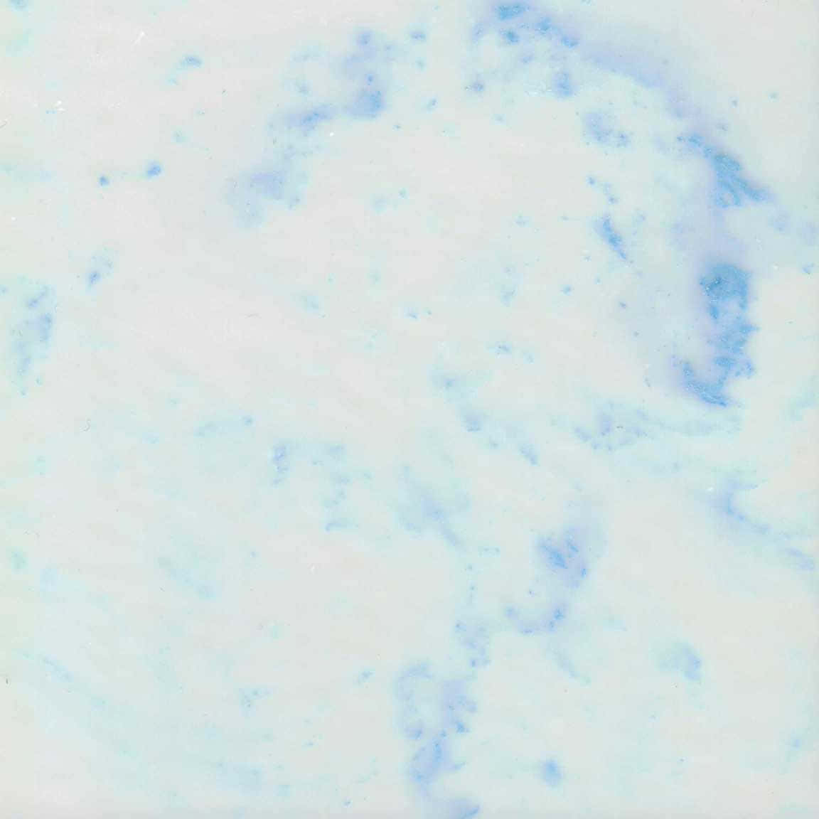 Light Blue Marble 桌布 壁紙 — 柔和的藍色水彩飛濺在淡白色畫布上飄移，營造出夢幻般的抽象紋理。