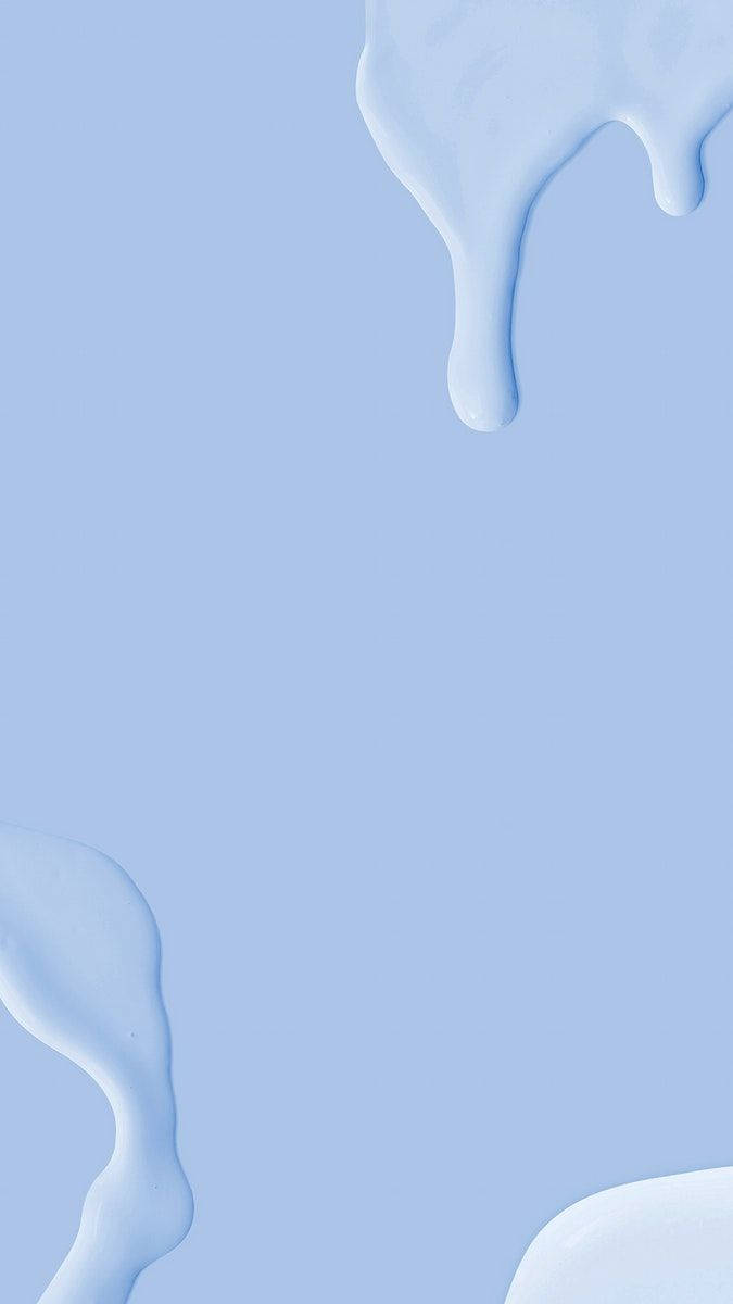 Blue Pastel Aesthetic 桌布 壁紙 — 柔和的藍色油漆滴從頂部和底部角落優雅地滴落，背景為極簡主義的粉彩背景。
