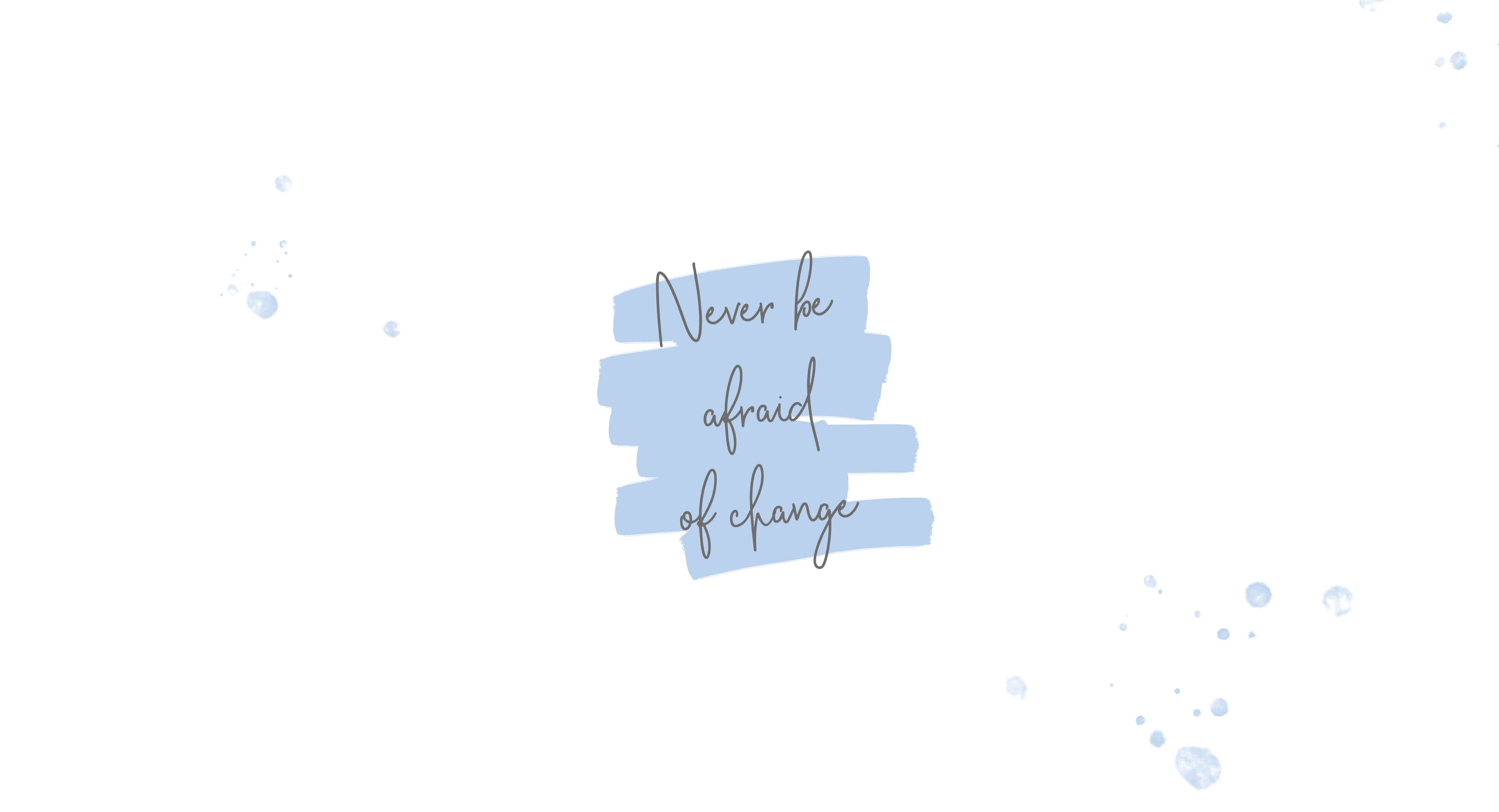 Motivational Aesthetic Desktop 桌布 壁紙 — 柔和的藍色筆觸框住優雅的手寫文字 'Never be afraid of change'，背景為潔白底色，帶有散落的水彩潑濺。