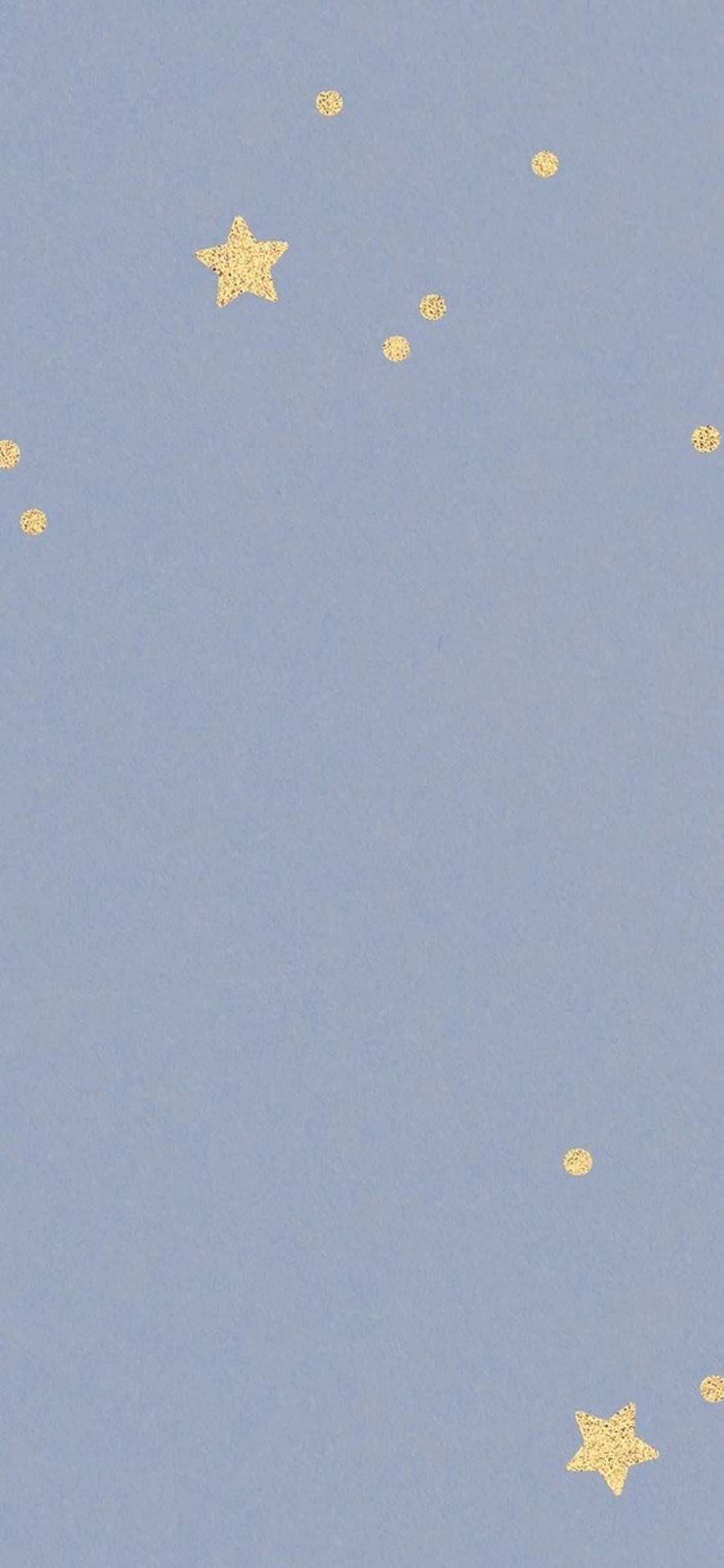 Stars 桌布 壁紙 — 柔和的藍色背景上點綴著散落的金色閃粉星星和圓點，營造出夢幻的天體圖案。