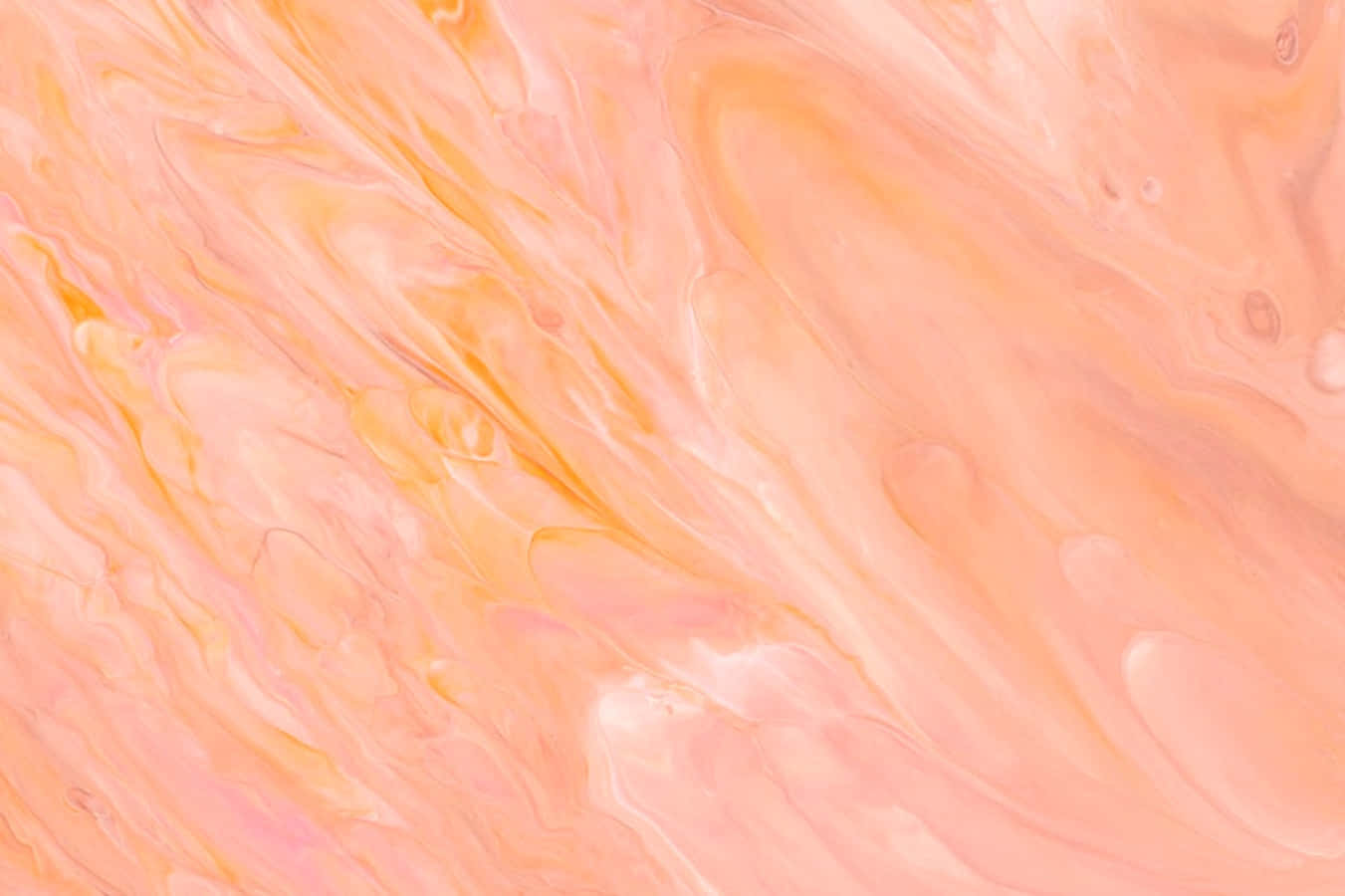 Peach Aesthetic 桌布 壁紙 — 柔和的蜜桃色和奶油色油漆漩渦創造出夢幻的抽象紋理，帶有溫柔流動的圖案。