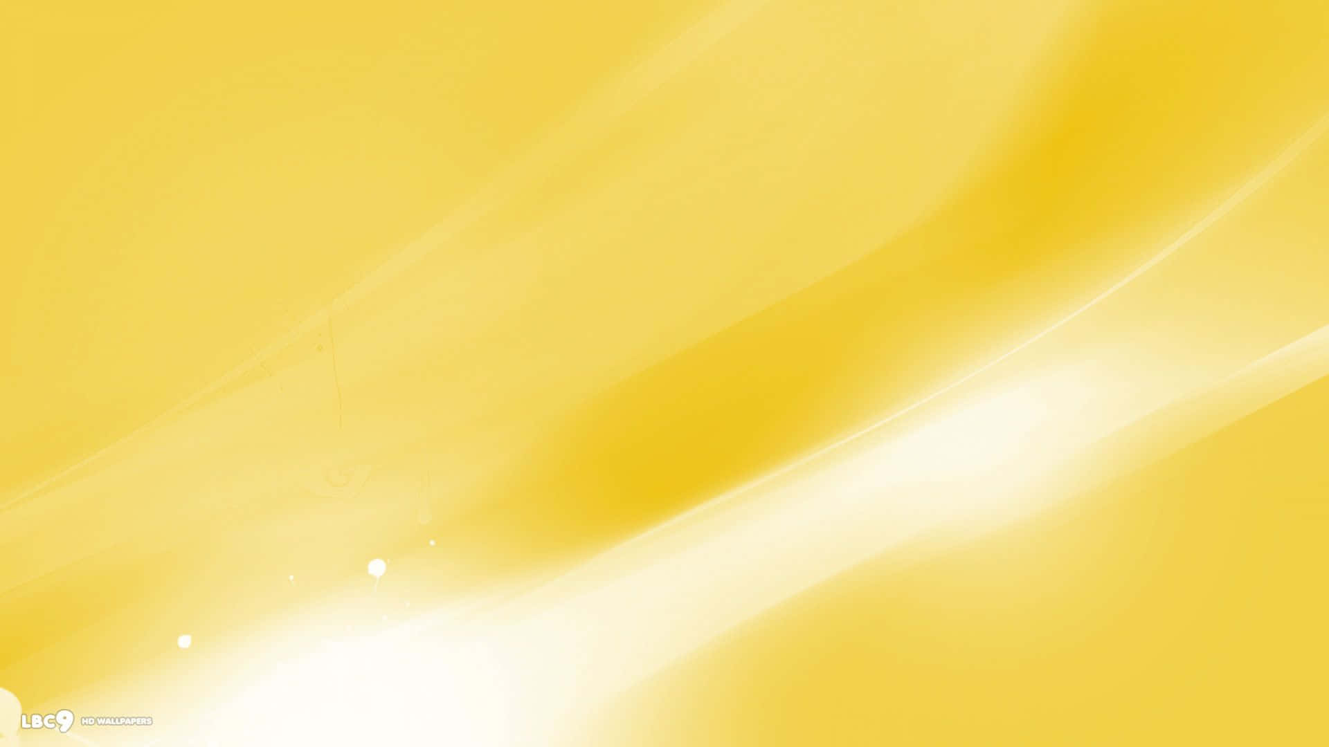 桌布 壁紙 — 柔和的金色光線在明亮的黃色漸層背景上以溫柔的曲線流動，帶有微妙的發光粒子。