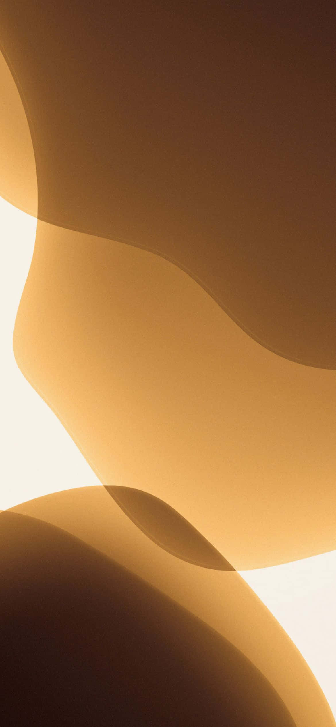 Orange Aesthetic Phone 桌布 壁紙 — 柔和的金色抽象波浪在明亮的白色背景上優雅地流動，營造出寧靜的極簡構圖。