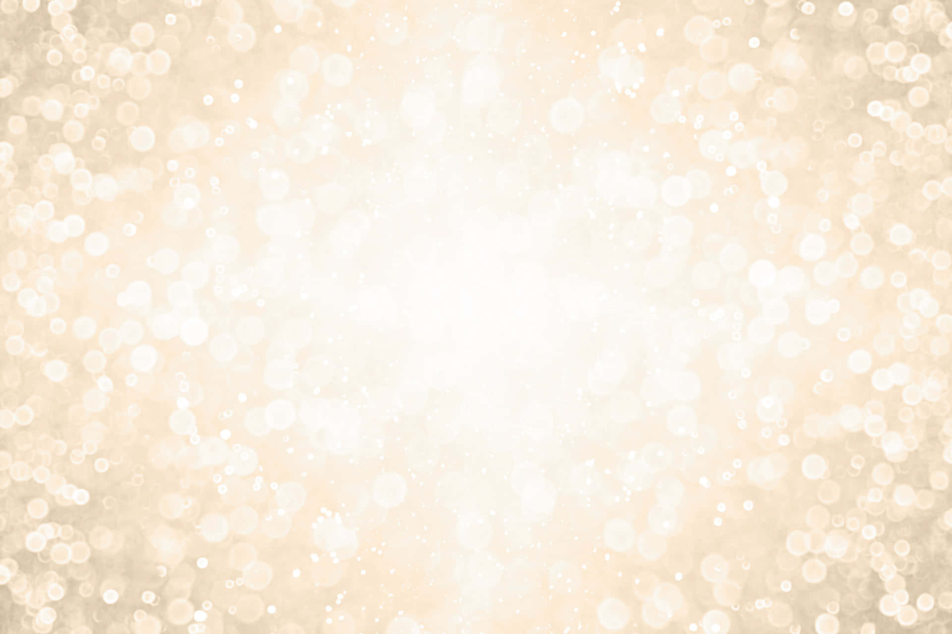 Sparkle 桌布 壁紙 — 柔和的金色散景燈光在溫暖的米色背景上閃爍，營造出夢幻般的發光效果。