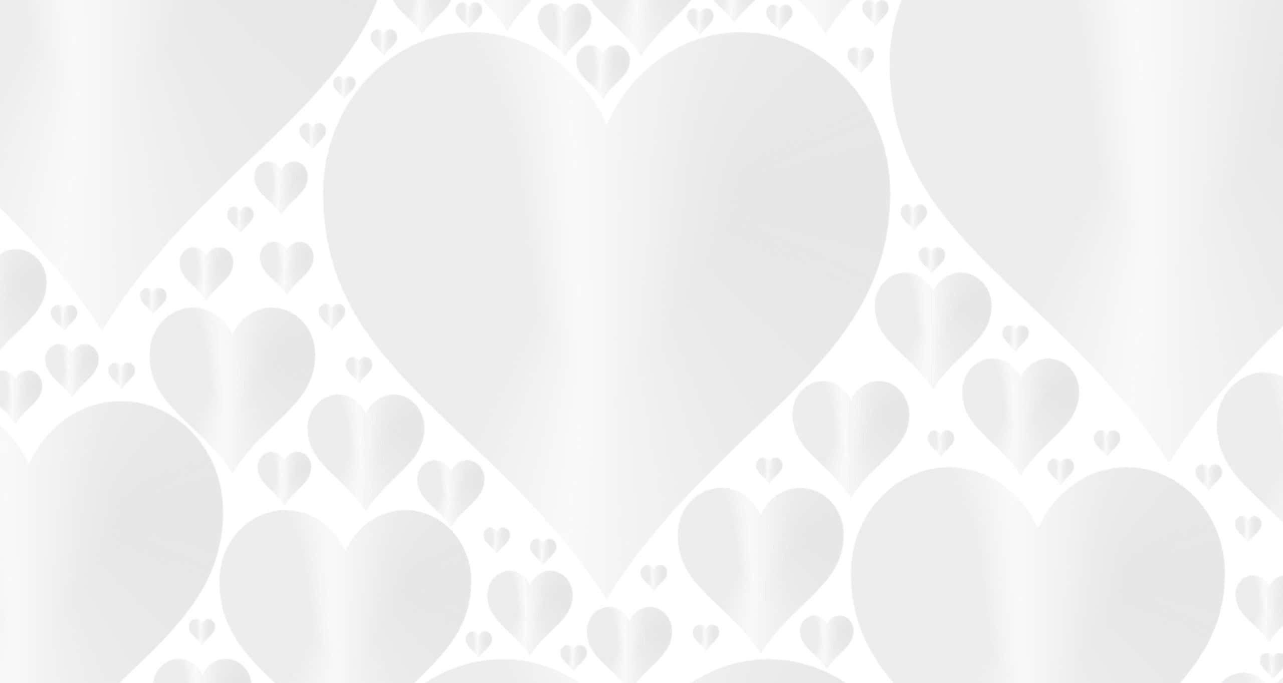 White Heart 桌布 壁紙 — 柔和的銀白色壁紙圖案，包含大小心形，帶有細微漸變和光線反射。