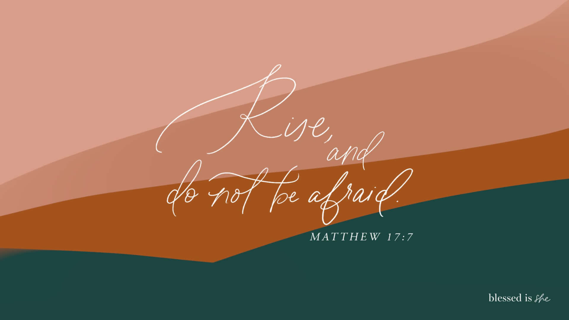 Bible Verse Desktop 桌布 壁紙 — 柔和的陶土色和藍綠色抽象波浪框住優雅的白色字體，寫著「起來，不要害怕」，附馬太福音17:7。