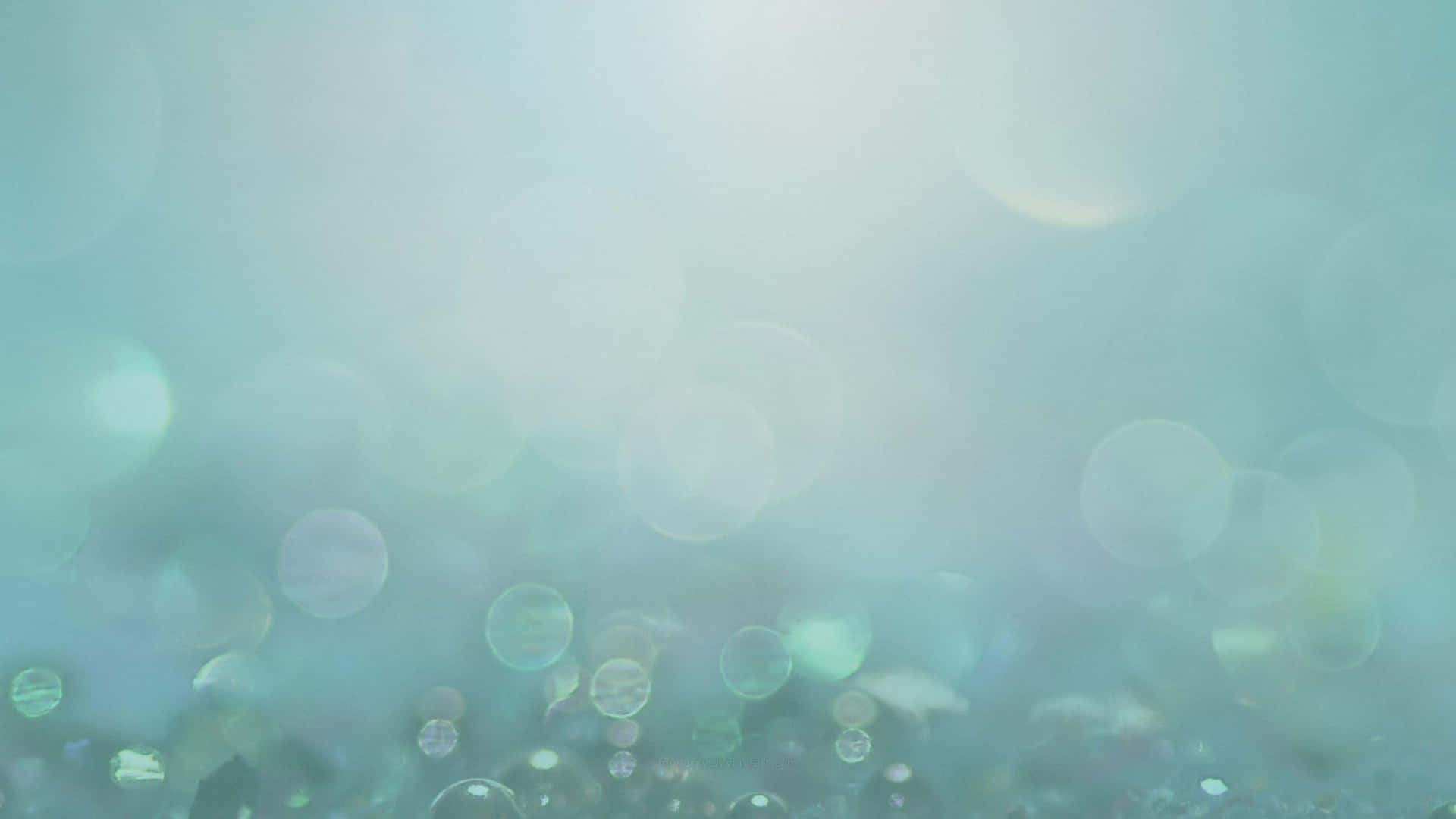 下雨 桌布 壁紙 — 柔和的青綠色和白色散景燈光閃爍，如同漂浮的氣泡在夢幻、空靈的氛圍中。