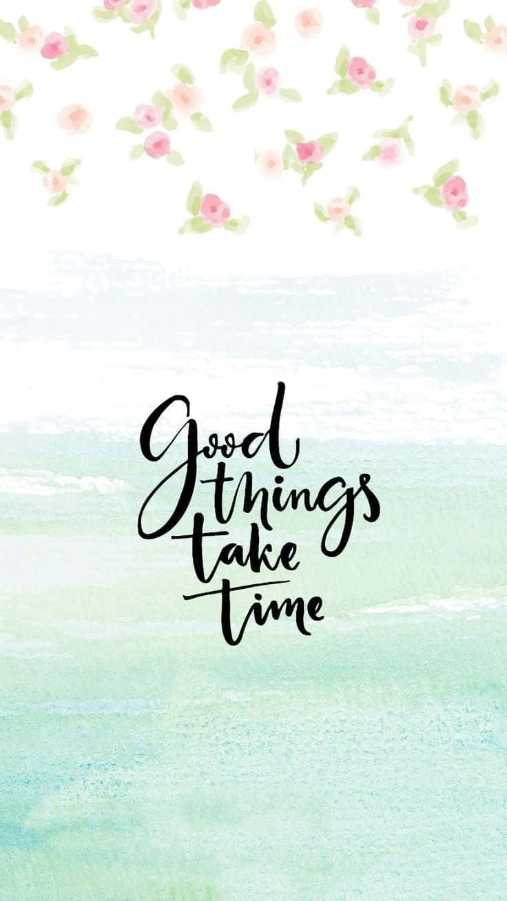 Spring Quotes 桌布 壁紙 — 柔和的青綠色和白色水彩洗滌，搭配精緻的粉紅色花卉點綴，框住優雅的黑色書法字體，寫著「好東西需要時間」。