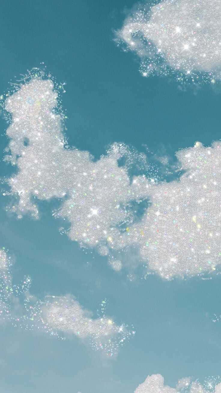 Pinterest 桌布 壁紙 — 柔和的青綠色天空，佈滿閃爍的白雲，帶有彩虹般的光彩。