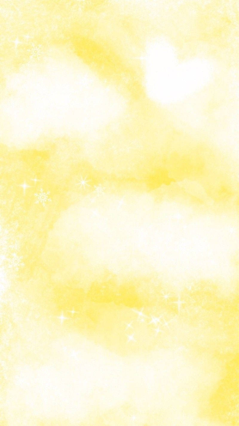 黃色 桌布 壁紙 — 柔和的黃色水彩洗滌，帶有發光的白色雲朵和散落的星狀閃爍，營造出夢幻般的天體氛圍。