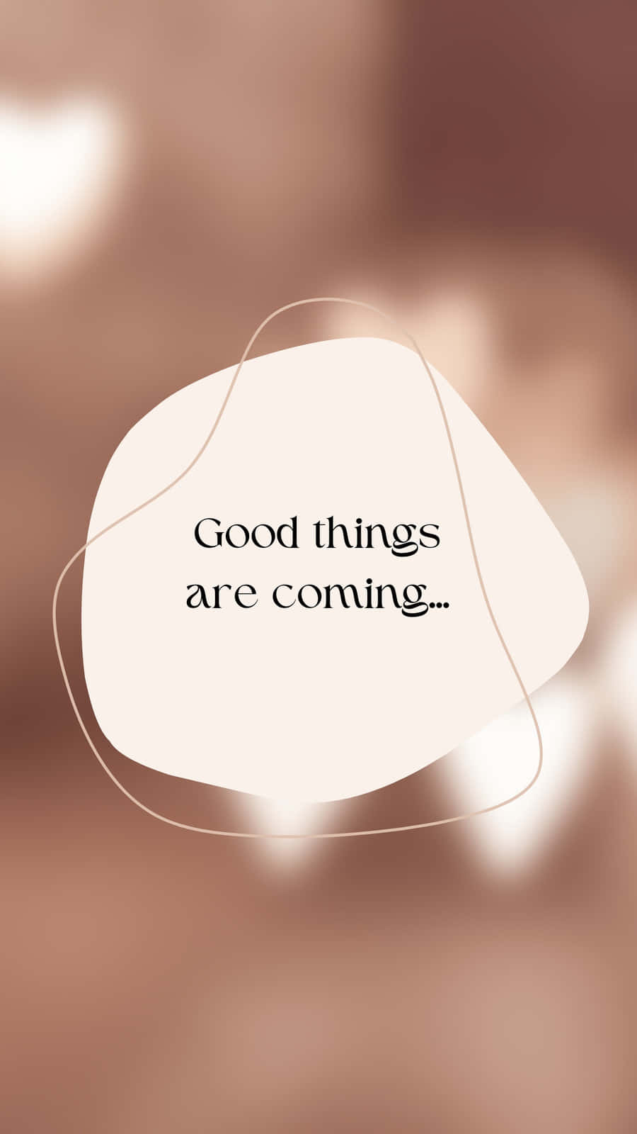 Good Things Are Coming 桌布 壁紙 — 柔和米色抽象背景，帶有極簡白色形狀，內含優雅黑色字體的文字「Good things are coming...」。