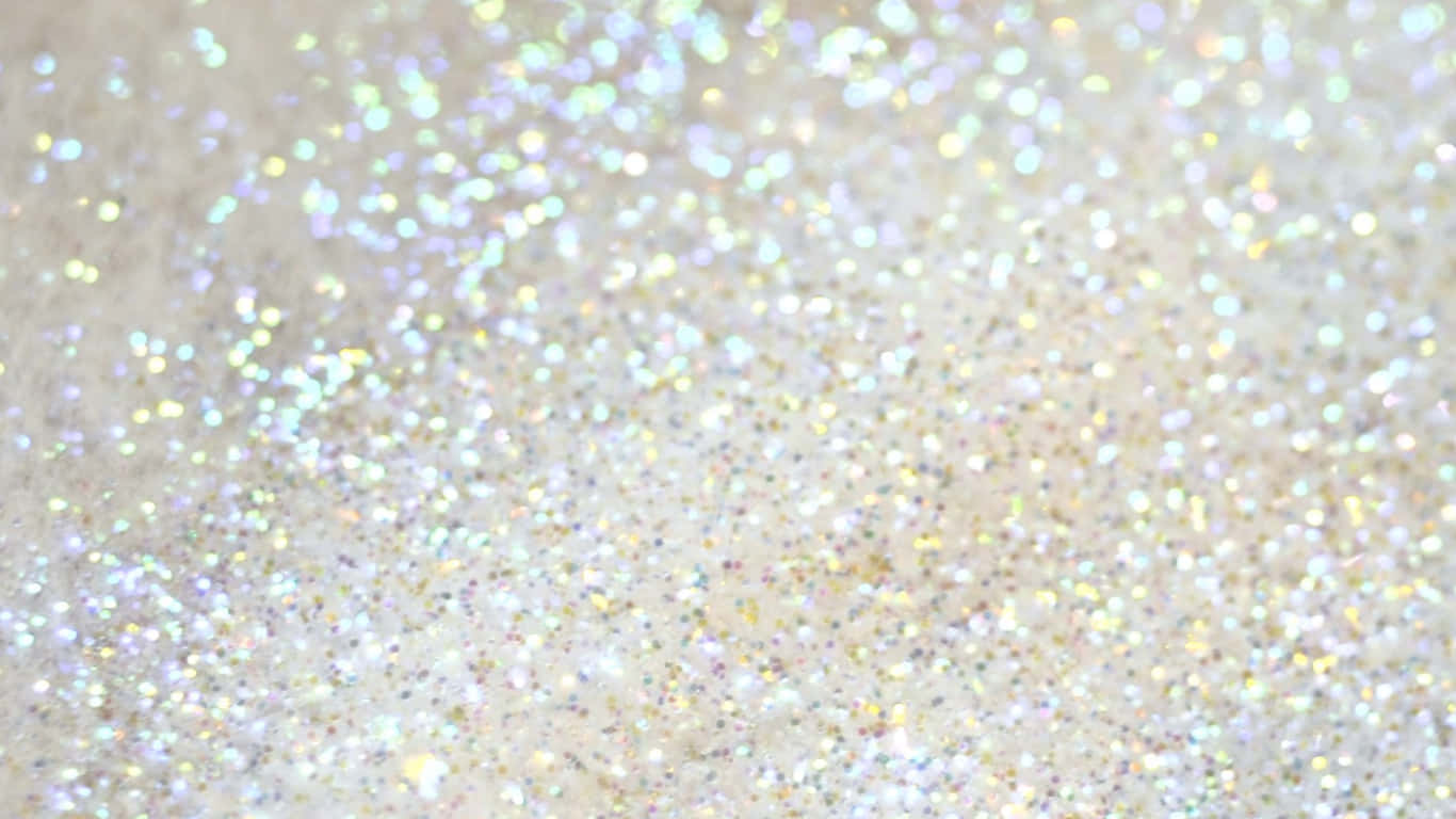 White Glitter 桌布 壁紙 — 柔和米色背景上閃爍的白色和銀色亮粉顆粒特寫。