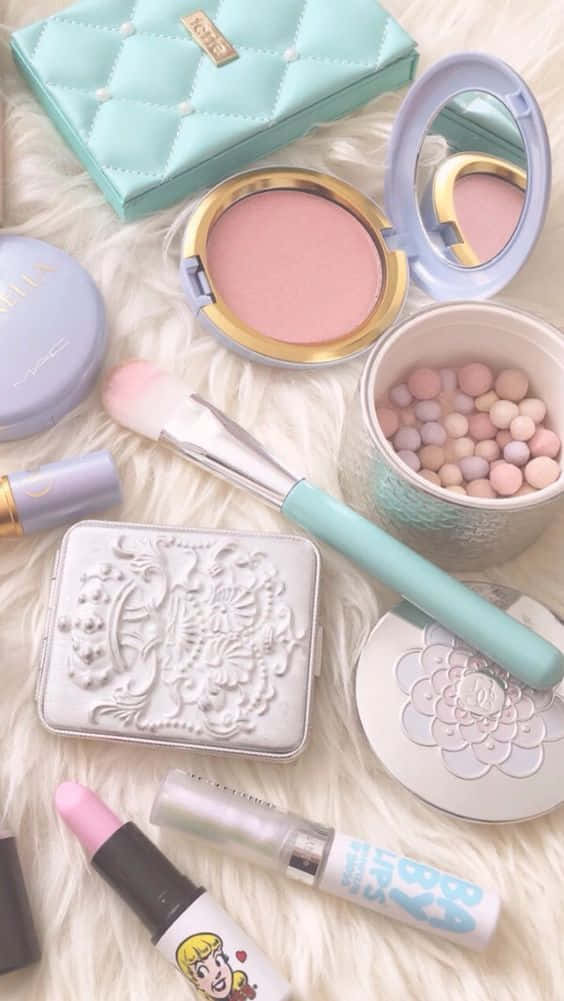Cosmetic 桌布 壁紙 — 柔和粉彩化妝品系列，擺放在毛絨白色表面上，配有腮紅刷和裝飾粉盒。