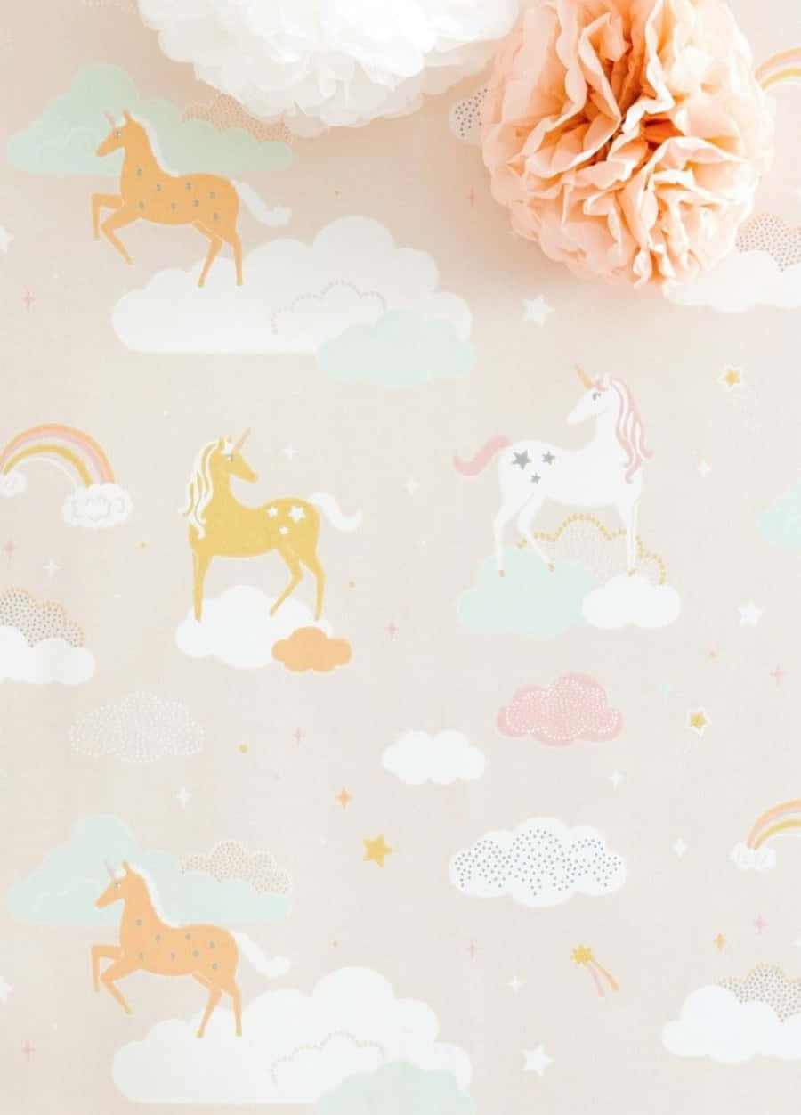 Pastel Orange 桌布 壁紙 — 柔和粉彩壁紙，上有奇幻獨角獸在雲朵、彩虹和星星上跳躍，並以毛絨絨的蜜桃色和白色紙球點綴。