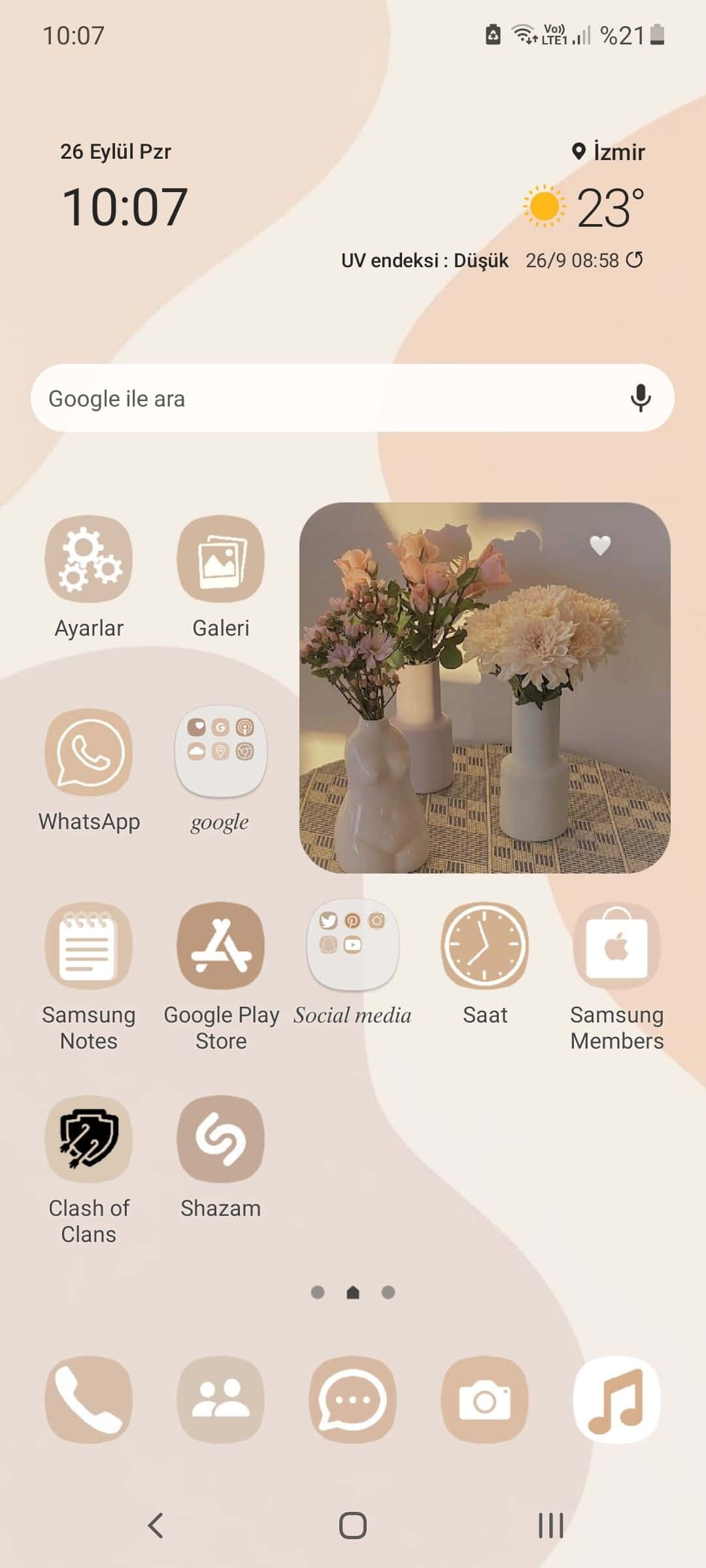 Aesthetic Widgets 桌布 壁紙 — 柔和粉彩壁紙，在溫暖環境光下，圖案桌上白色花瓶中的花卉佈置。