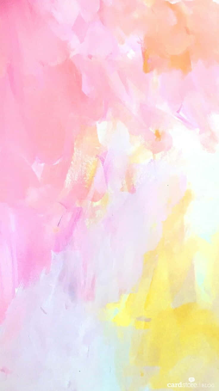 Pink Watercolor 桌布 壁紙 — 柔和粉彩抽象畫，在淺色背景上混合了粉紅蜜桃色和黃色筆觸。