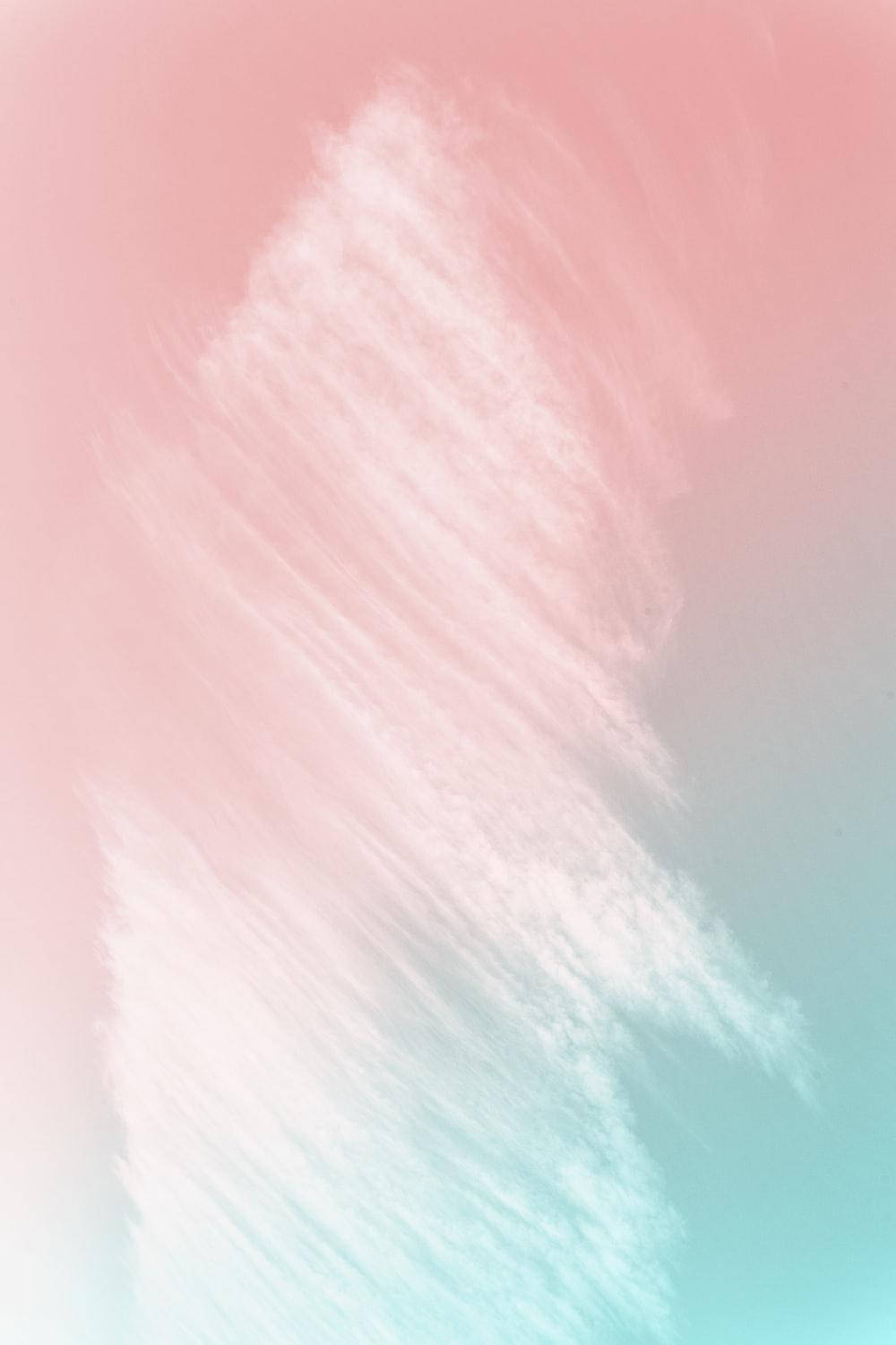 iPhone Pink Aesthetic 桌布 壁紙 — 柔和粉彩漸變，帶有對角粉筆狀筆觸，在平滑背景上將粉紅色混合成藍綠色。