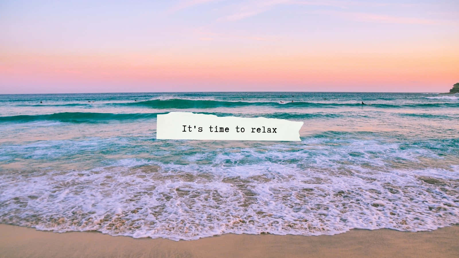 Aesthetic Beach 桌布 壁紙 — 柔和粉彩的夕陽為海洋塗上色彩，溫柔的海浪拍打沙灘，一個白色橫幅寫著「是時候放鬆了」。