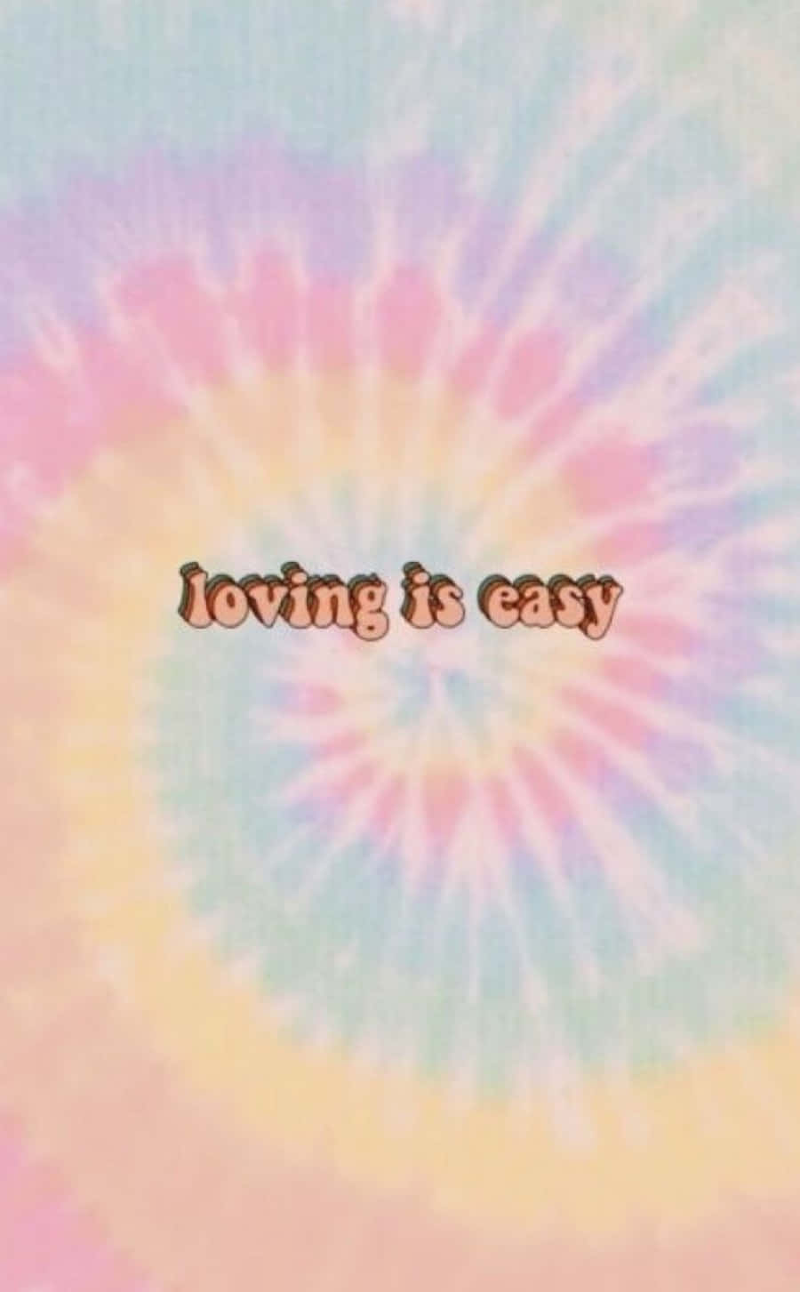 Pretty Tie Dye 桌布 壁紙 — 柔和粉彩紮染漩渦從中心擴散，配上復古字體文字「loving is easy」。