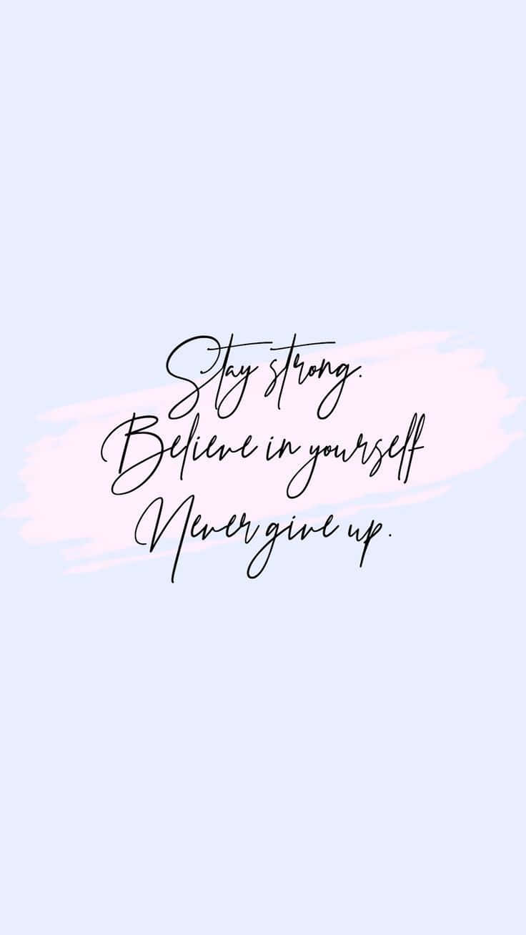 語錄 桌布 壁紙 — 柔和粉彩背景，優雅黑色草書文字寫著 Stay strong Believe in yourself Never give up。