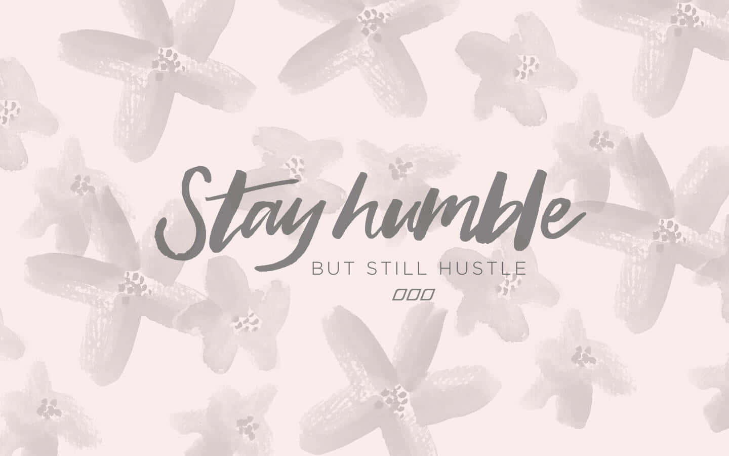 激勵 桌布 壁紙 — 柔和粉彩背景，帶有筆觸花朵和勵志文字 stay humble but still hustle。