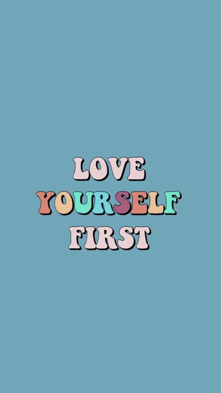 愛情美學動圖 桌布 壁紙 — 柔和粉彩色調的復古文字「LOVE YOURSELF FIRST」居中顯示在純青色背景上。