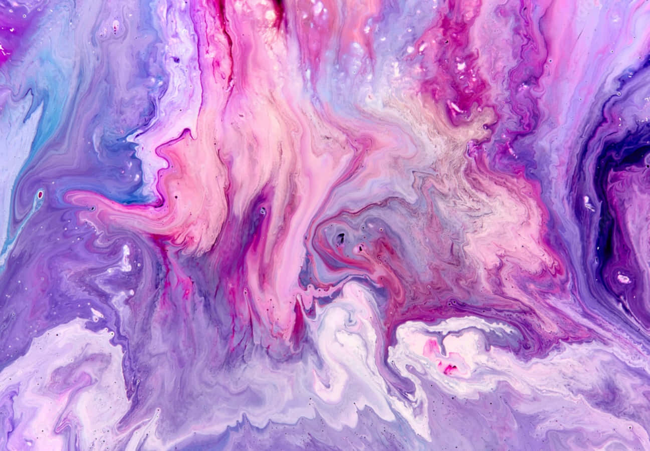 Marble Texture 桌布 壁紙 — 柔和粉紅、紫色和藍色的鮮豔漩渦抽象顏料流動，營造出夢幻般的宇宙紋理。