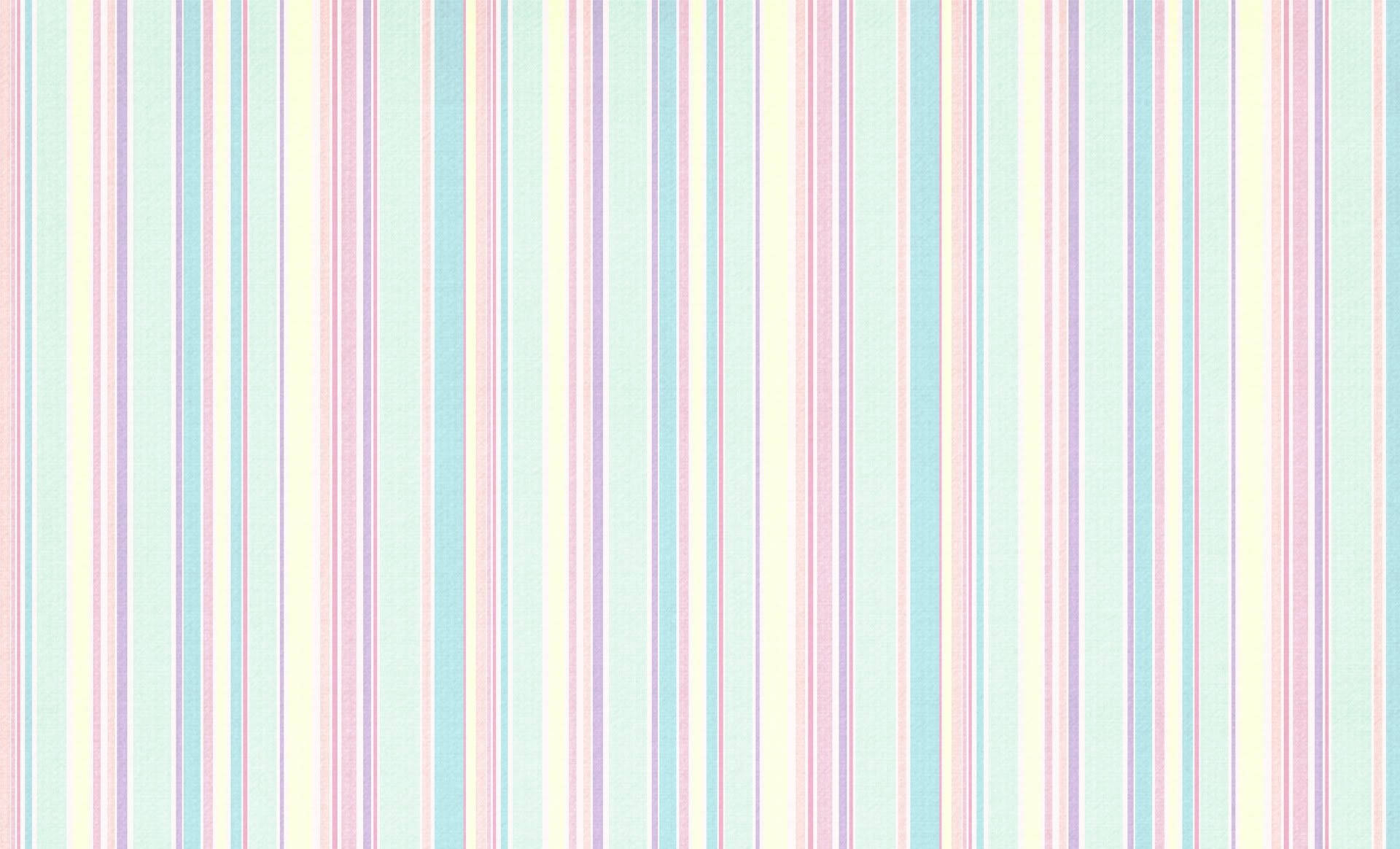 Vintage Pastel 桌布 壁紙 — 柔和粉紅、藍色和奶油色的垂直粉彩條紋，營造出溫和舒緩的壁紙圖案。