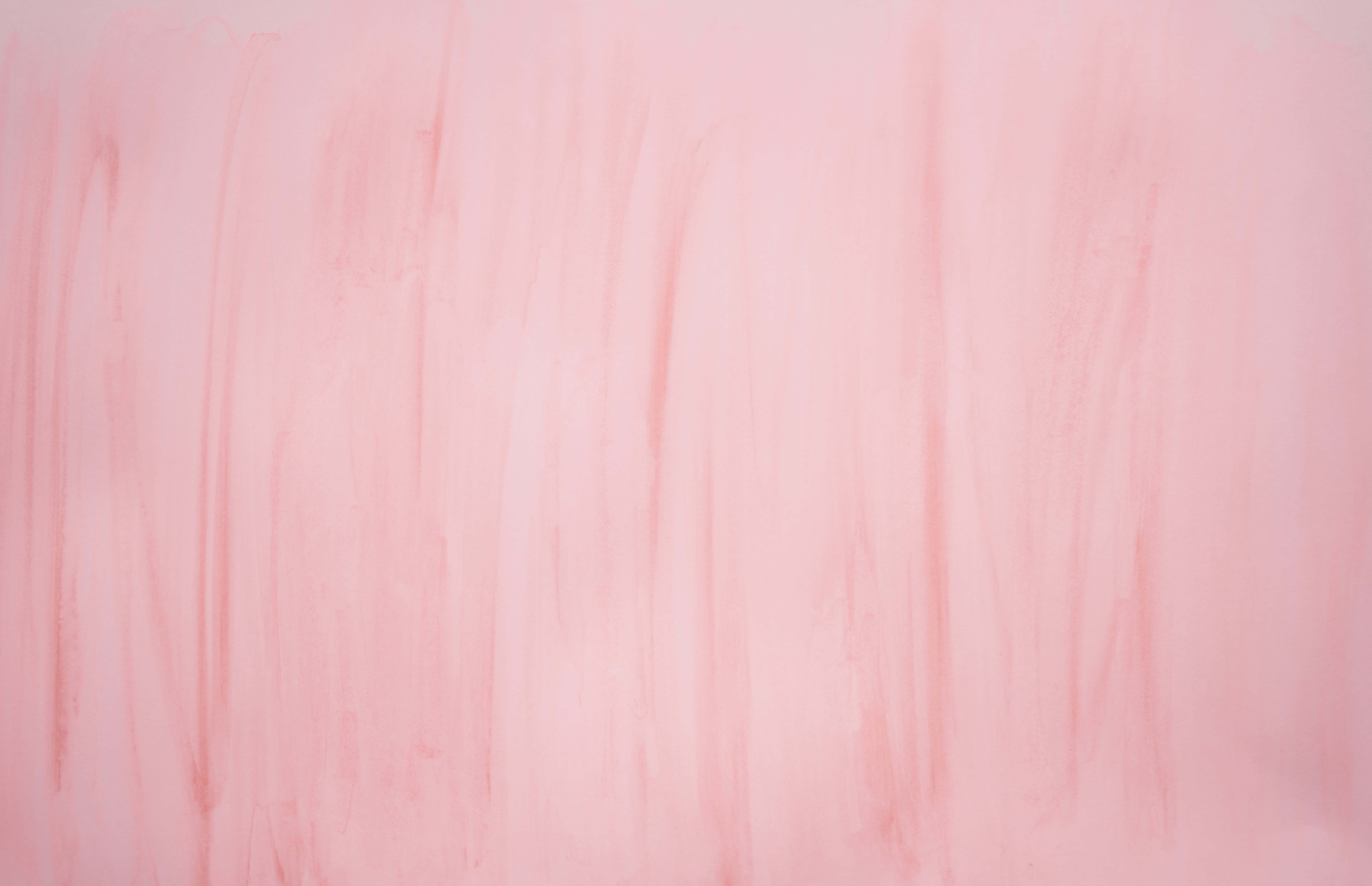 Soft Pink 桌布 壁紙 — 柔和粉紅水彩洗滌，搭配溫柔的垂直筆觸，營造寧靜抽象紋理。