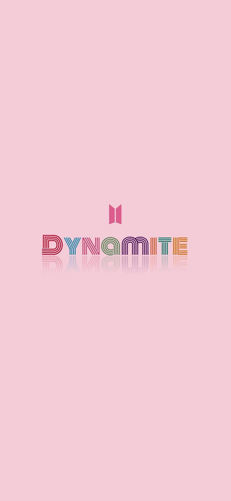 BTS Dynamite標誌，帶有彩虹漸變文字和反射效果，粉紅背景。 — BTS標誌 壁紙