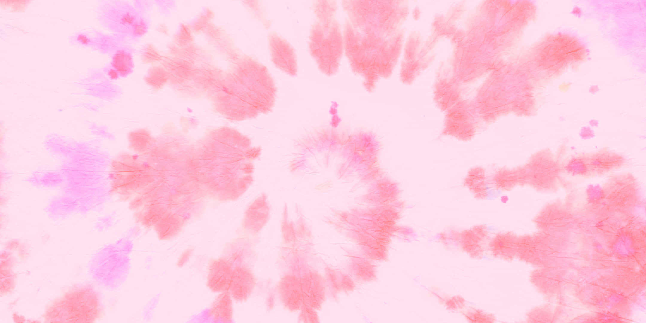 Pink Tie Dye 桌布 壁紙 — 柔和粉紅與洋紅色的紮染漩渦從中央點在淡色背景上向外擴散。