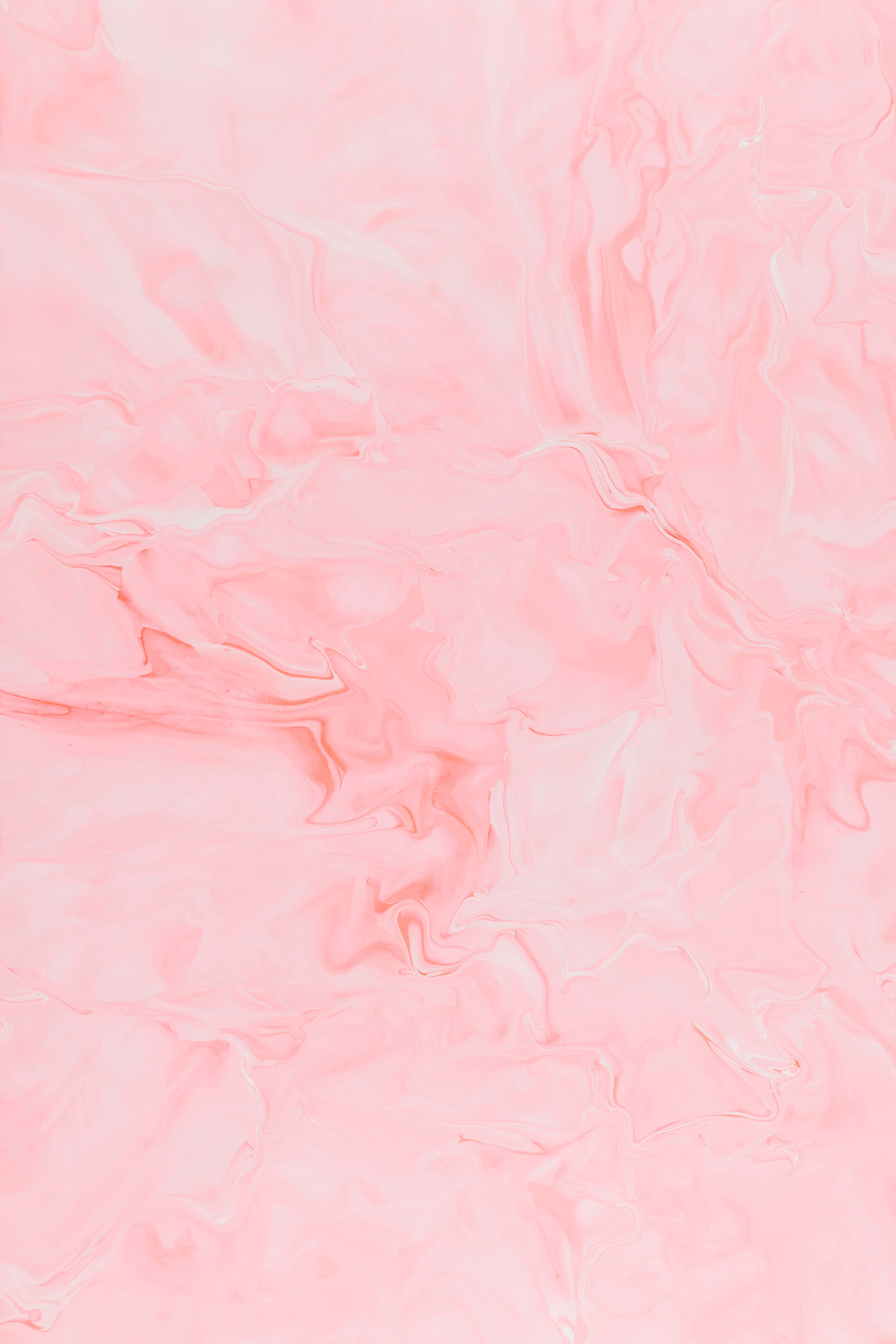Soft Pink 桌布 壁紙 — 柔和粉紅與白色油漆在流動抽象圖案中旋轉，帶有柔和漸變與有機動感。