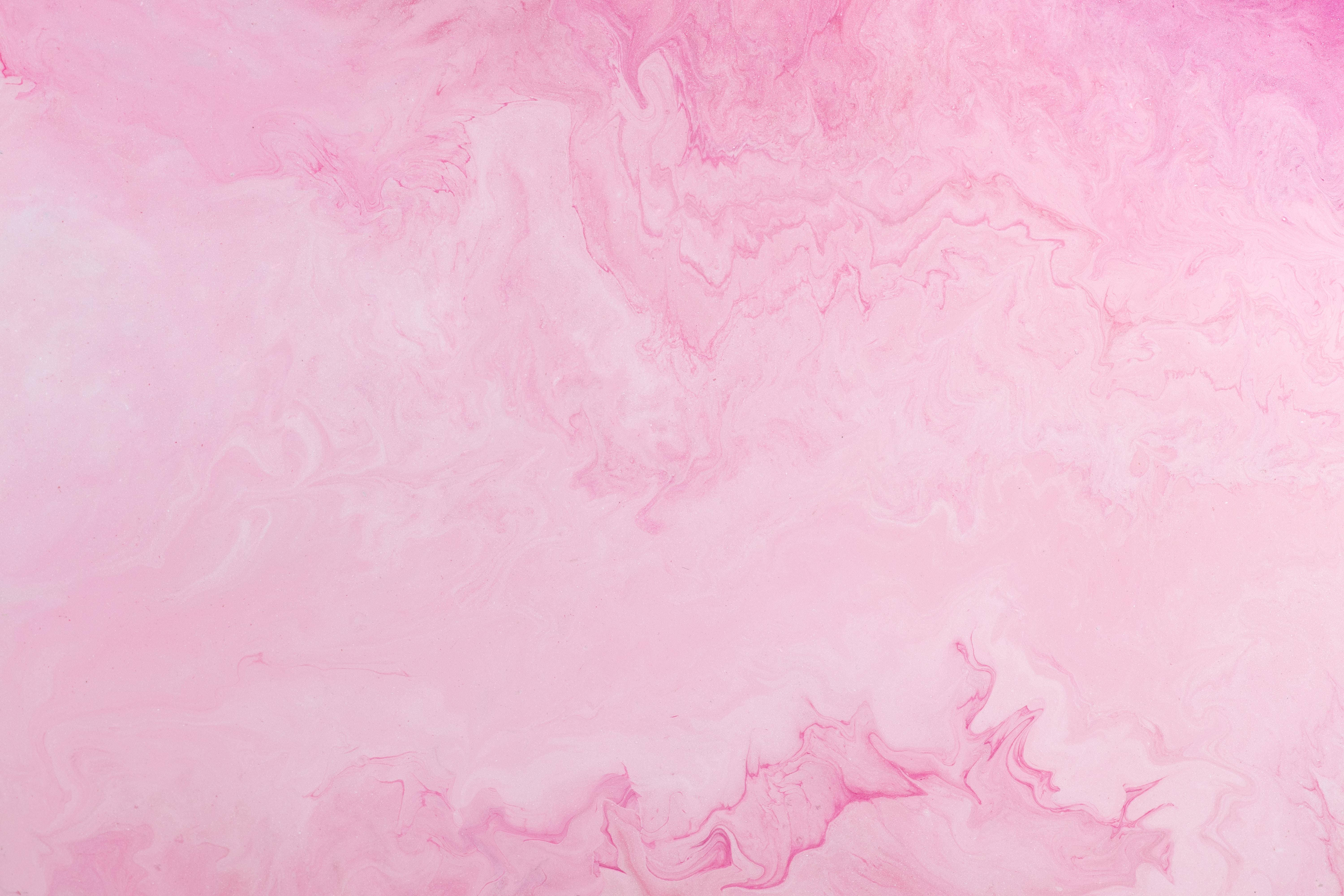 Plain Pink 桌布 壁紙 — 柔和粉紅與白色油漆漩渦，形成夢幻般的抽象流體圖案。