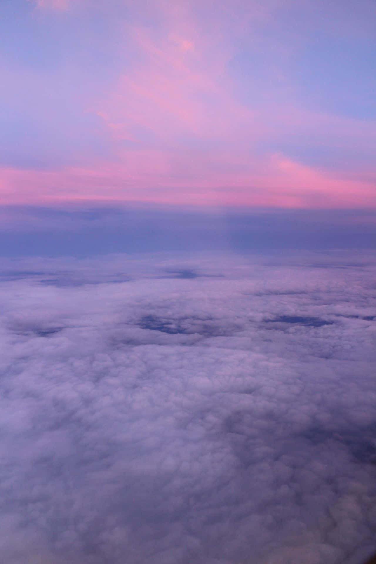 Aesthetic Nature Tumblr 桌布 壁紙 — 柔和粉紅與紫色暮光色調中蓬鬆雲朵的寧靜鳥瞰圖。