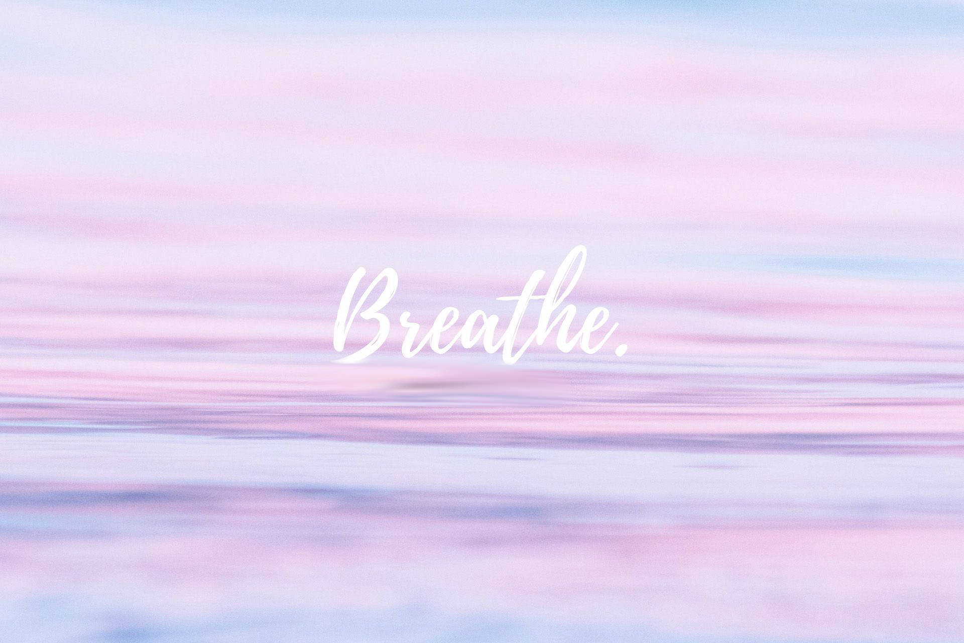 Breathing 桌布 壁紙 — 柔和粉紅與藍色天空條紋，配上優雅白色字體的 breathe 字樣。