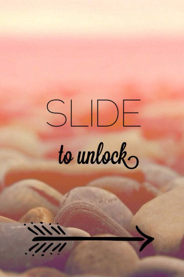 鎖屏 桌布 壁紙 — 柔和粉紅與蜜桃色漸變背景，模糊卵石上帶有「SLIDE to unlock」文字及箭頭。