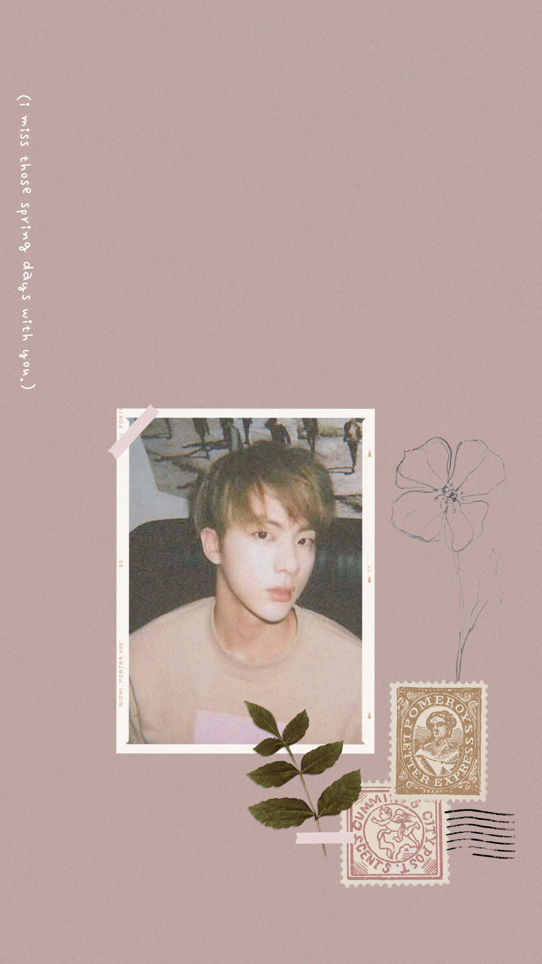 Aesthetic Korean 桌布 壁紙 — 柔和粉紅色拼貼畫，包含一張年輕男子的復古照片、手寫文字以及插圖花朵和郵票。