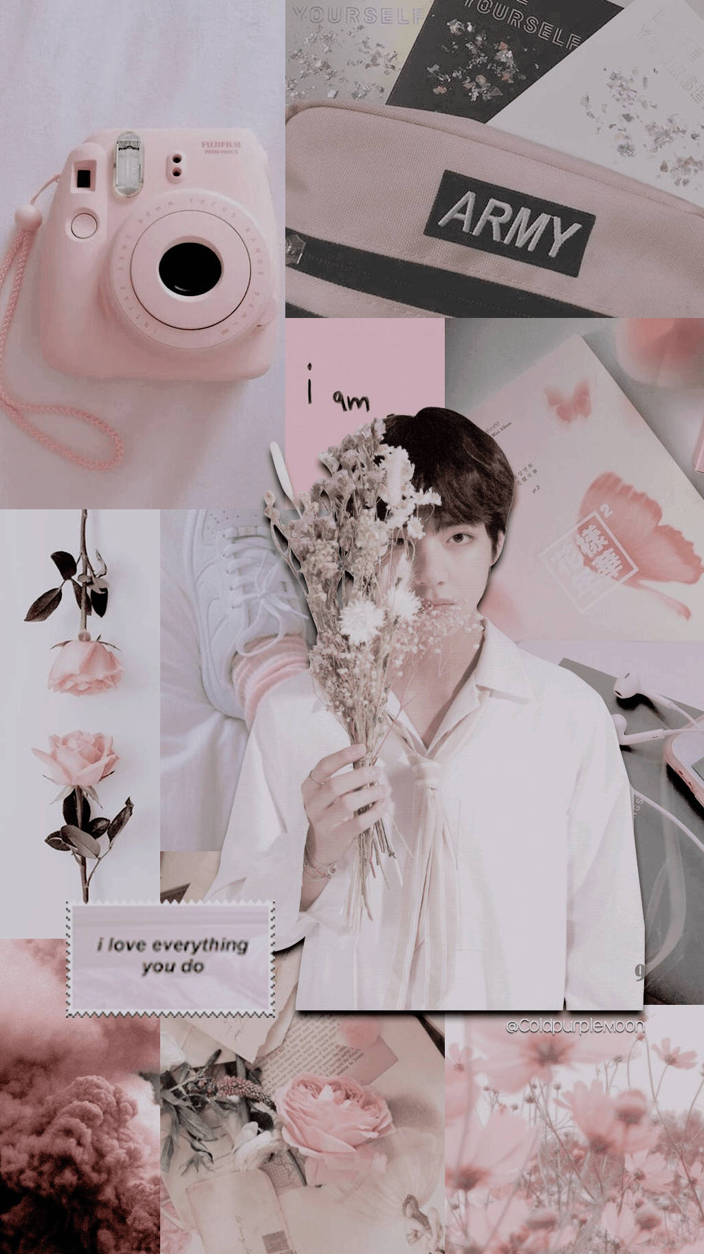 Kpop Aesthetic 桌布 壁紙 — 柔和粉紅色拼貼畫，包含富士菲林相機、乾燥花、手持鮮花的人物及勵志文字。