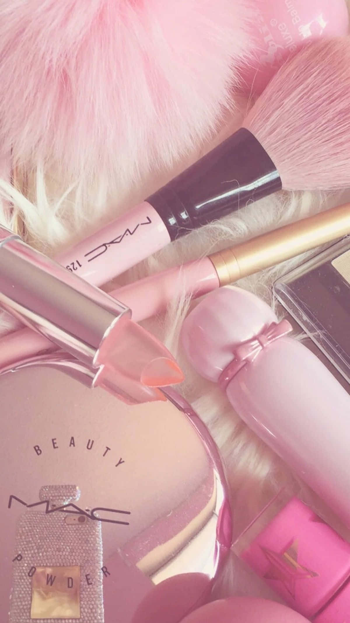 Pink Makeup 桌布 壁紙 — 柔和粉紅色美容產品平鋪圖，包含MAC化妝品和毛絨人造毛皮，背景為粉彩。