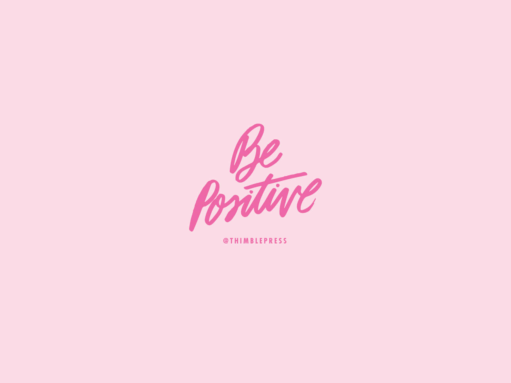 肯定語 桌布 壁紙 — 柔和粉紅色背景，上面有流暢草書字體寫著「Be Positive」，下方有細小鳴謝。