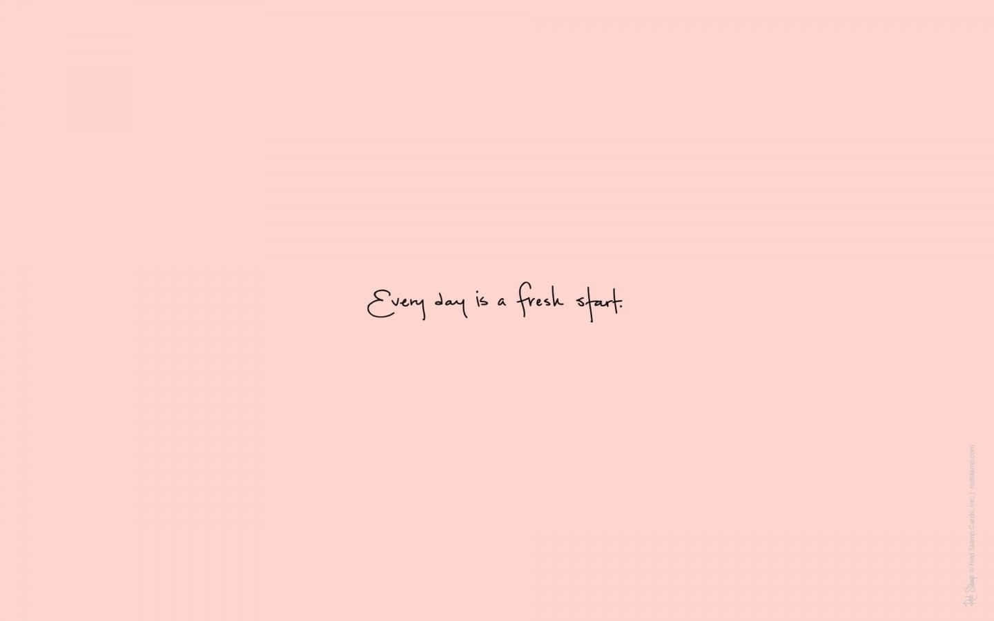 Pink Kawaii 桌布 壁紙 — 柔和粉紅色背景，中央有手寫文字「Every day is a fresh start」，置於橫線紙質紋理上。