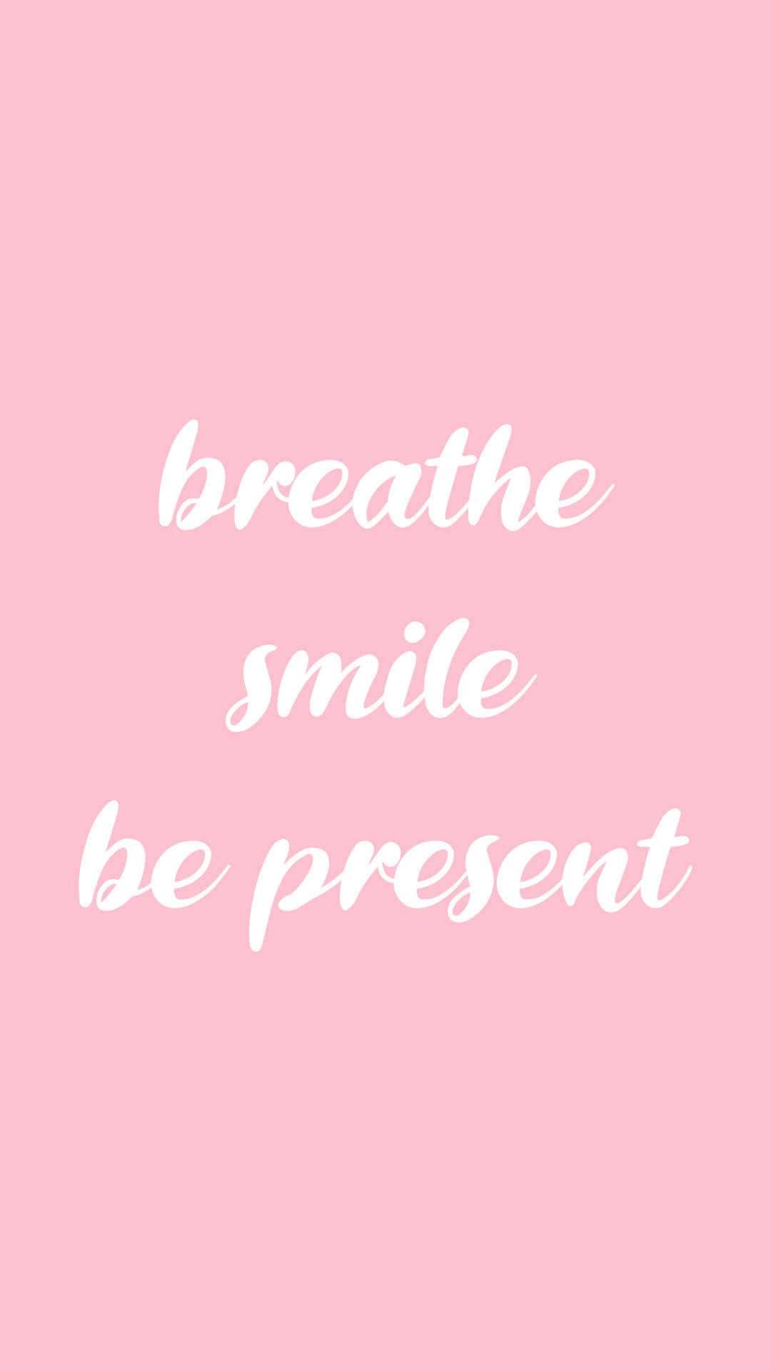肯定語 桌布 壁紙 — 柔和粉紅色背景，白色草書文字垂直居中寫著 breathe smile be present。