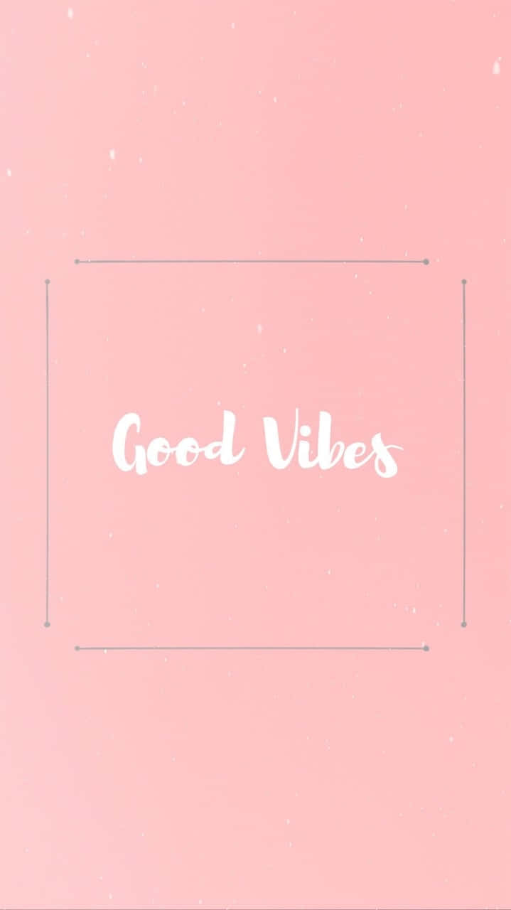 Good Vibes 桌布 壁紙 — 柔和粉紅色背景，白色草書文字寫著 Good Vibes，置於簡約灰色框架內。