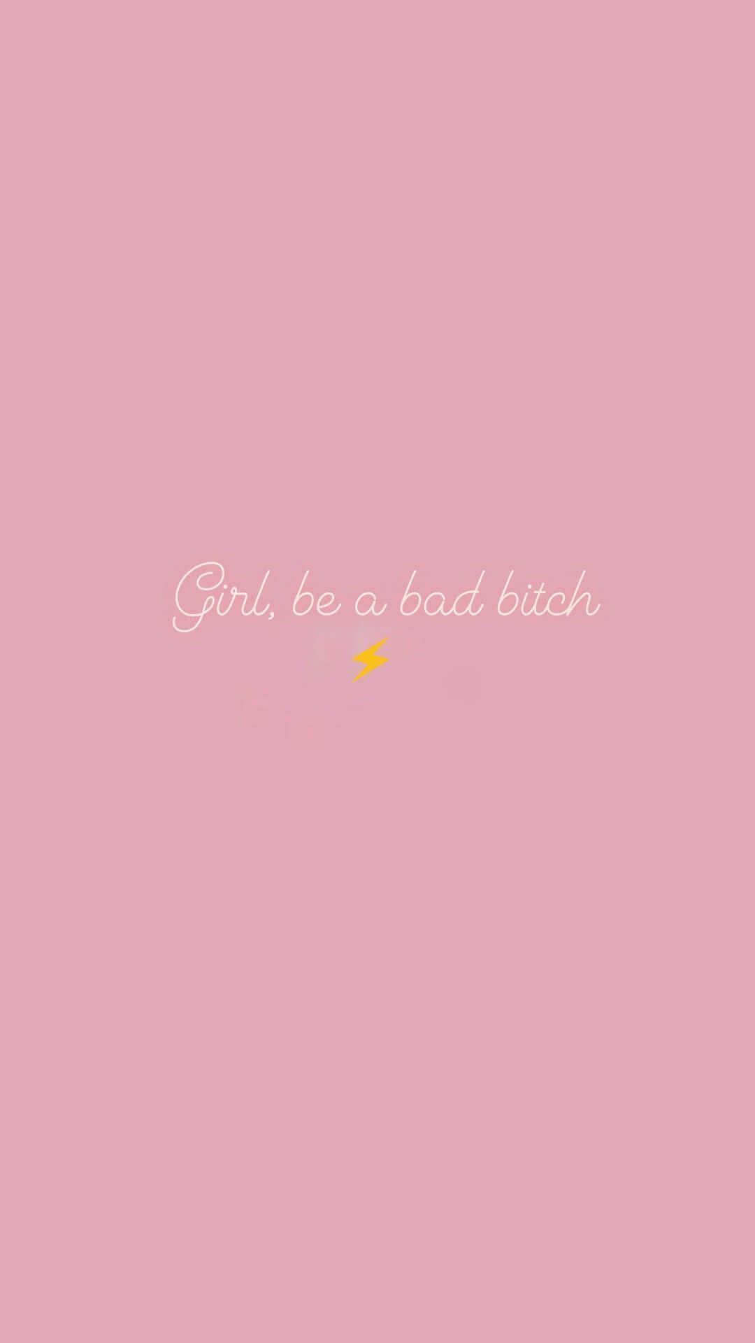 Bad Aesthetic 桌布 壁紙 — 柔和粉紅色背景，白色草書文字寫著「Girl, be a bad bitch」，以及一個細小的黃色閃電。