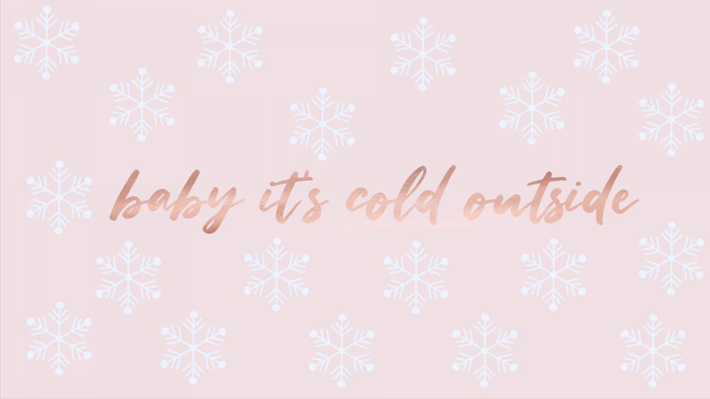 粉紅色桌布，帶有白色雪花和玫瑰金色文字，寫著 baby it's cold outside。 — 雪花 GIF 壁紙