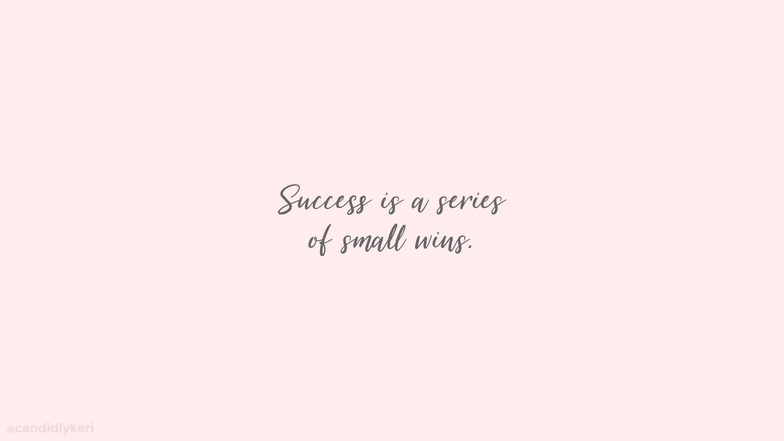 Aesthetic Quotes Desktop 桌布 壁紙 — 柔和粉紅色背景上，以優雅灰色草書顯示「Success is a series of small wins」這句話。