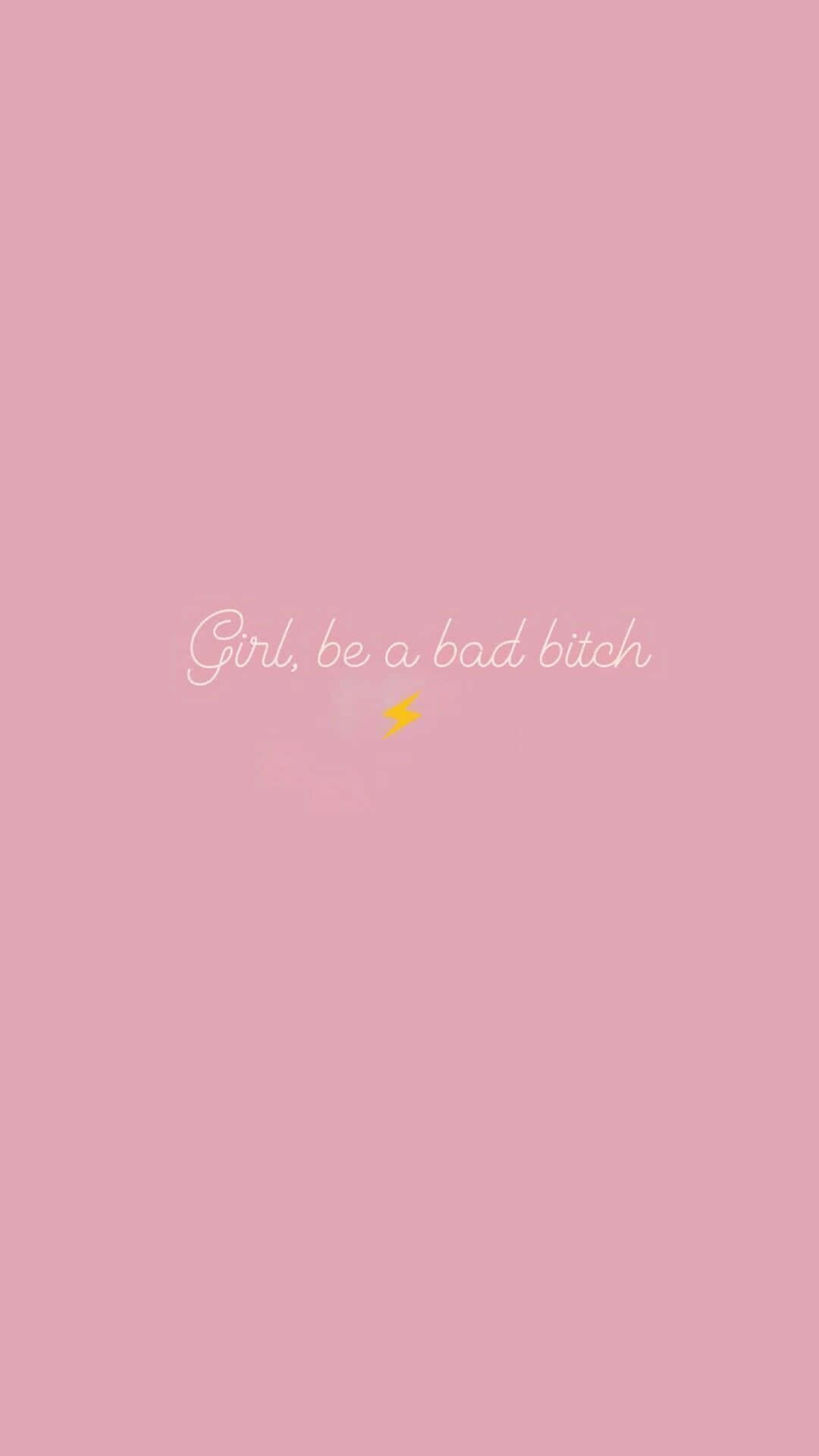 美學 桌布 壁紙 — 柔和粉紅色背景上，以精緻的白色草書寫著「Girl, be a bad bitch」，下方有一個小小的黃色閃電。