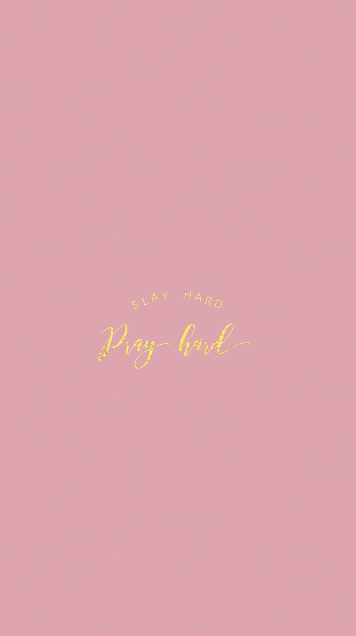Rose Gold Quotes 桌布 壁紙 — 柔和粉紅色背景上，優雅的金色草書文字「Slay Hard Pray Hard」以極簡風格居中排列。