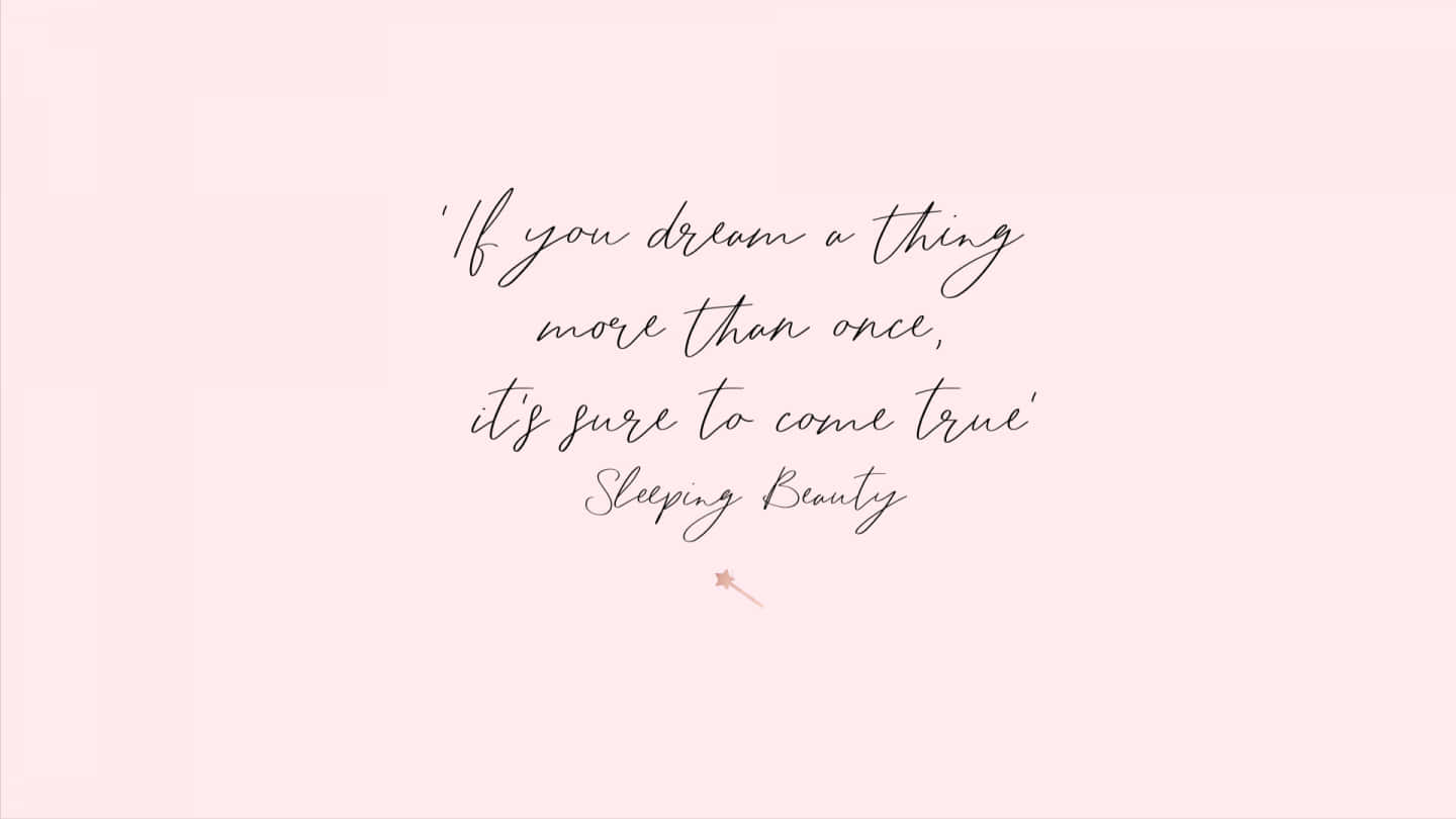 Aesthetic Quotes Desktop 桌布 壁紙 — 柔和粉紅色背景上，優雅的黑色草書文字引用了《睡美人》，下方有一顆小星星。