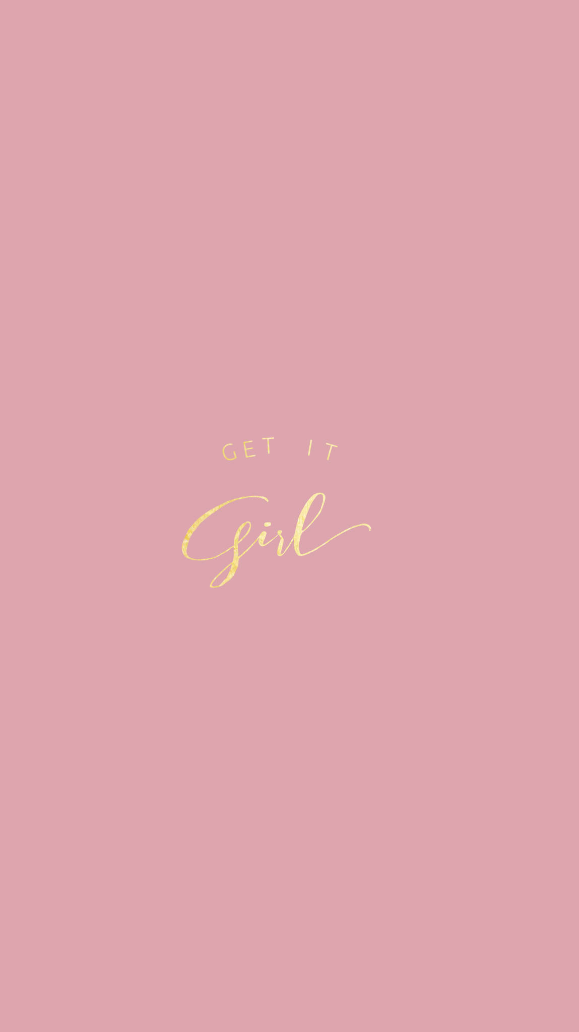 玫瑰金 桌布 壁紙 — 柔和粉紅色背景上，優雅金色草書字體「GET IT Girl」居中顯示。